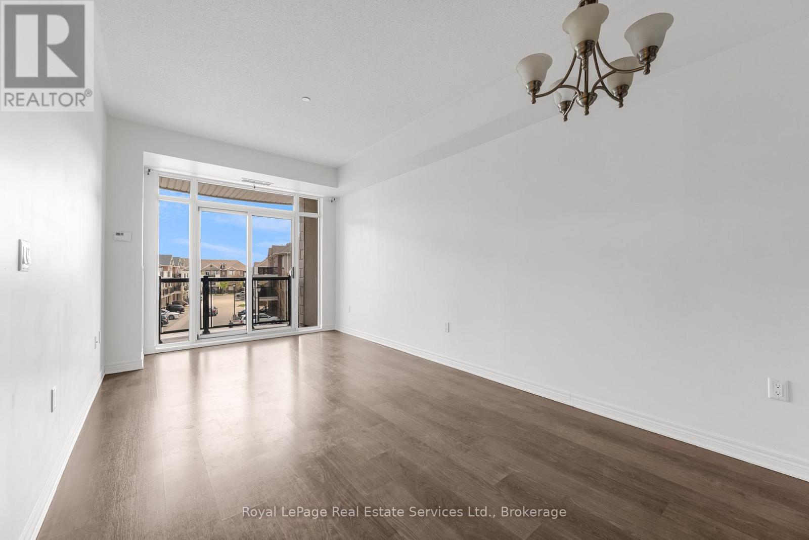 












231 - 216 OAK PARK BOULEVARD

,
Oakville (RO River Oaks),




Ontario
L6H7S8


