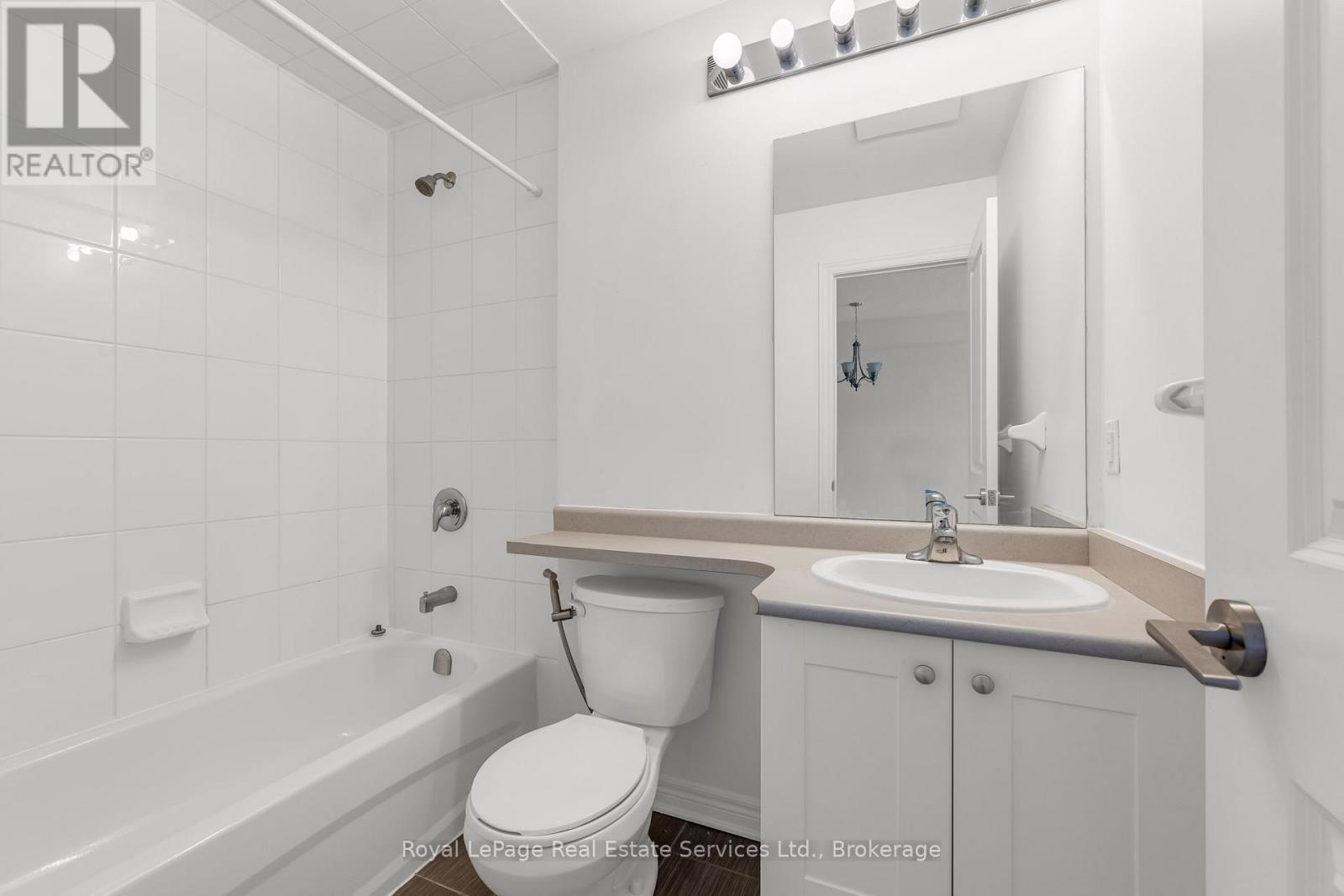 












231 - 216 OAK PARK BOULEVARD

,
Oakville (RO River Oaks),




Ontario
L6H7S8

