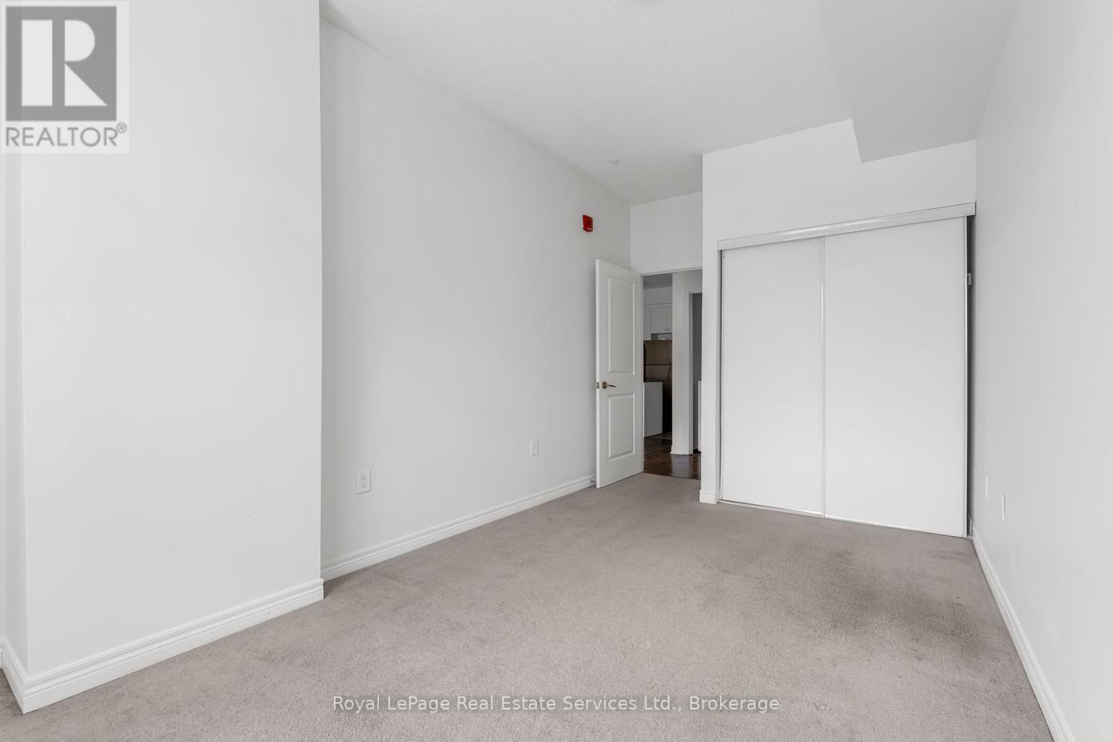 












231 - 216 OAK PARK BOULEVARD

,
Oakville (RO River Oaks),




Ontario
L6H7S8

