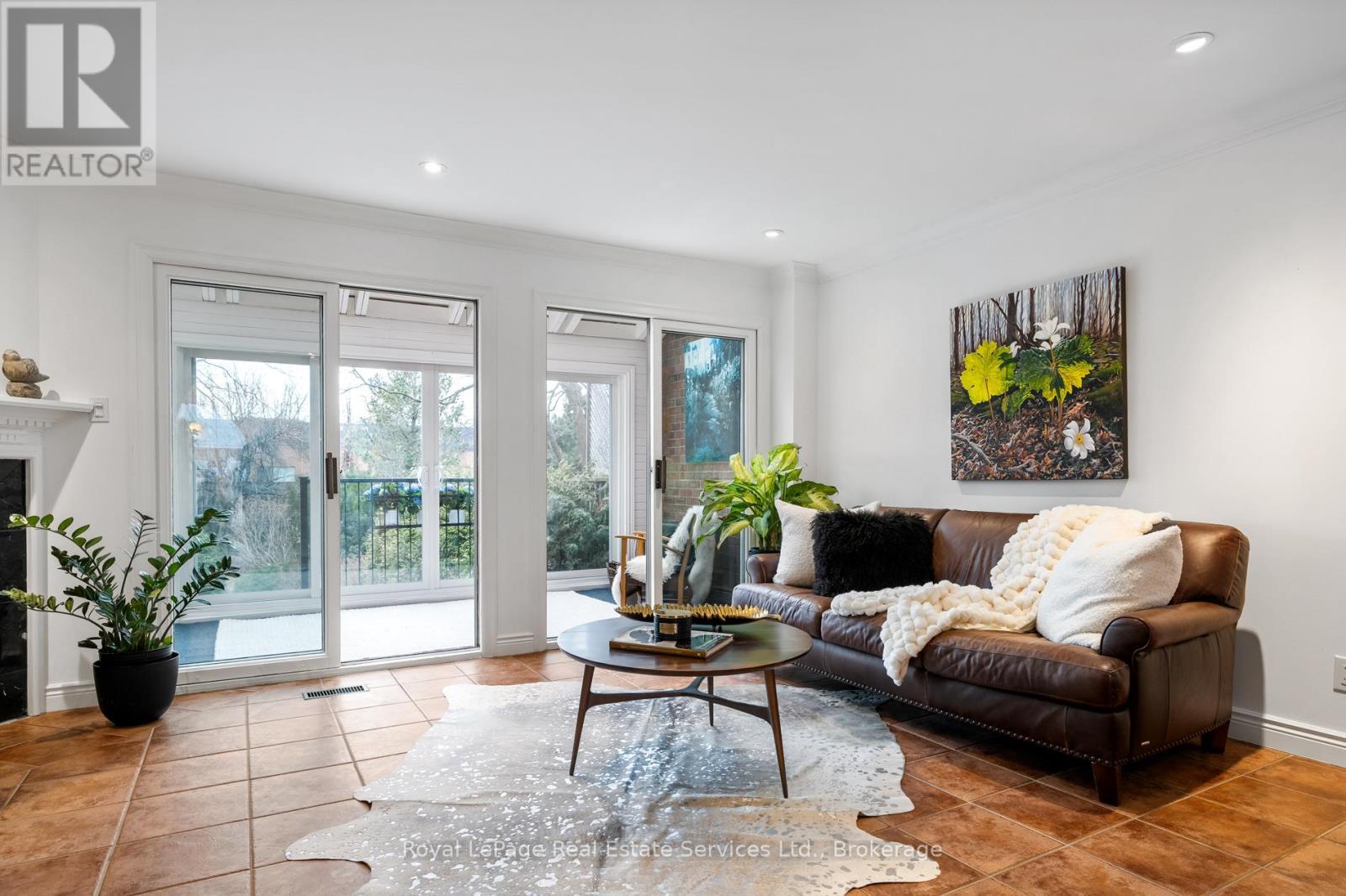 












2327 MARINE DRIVE

,
Oakville (BR Bronte),




Ontario
L6L1C2

