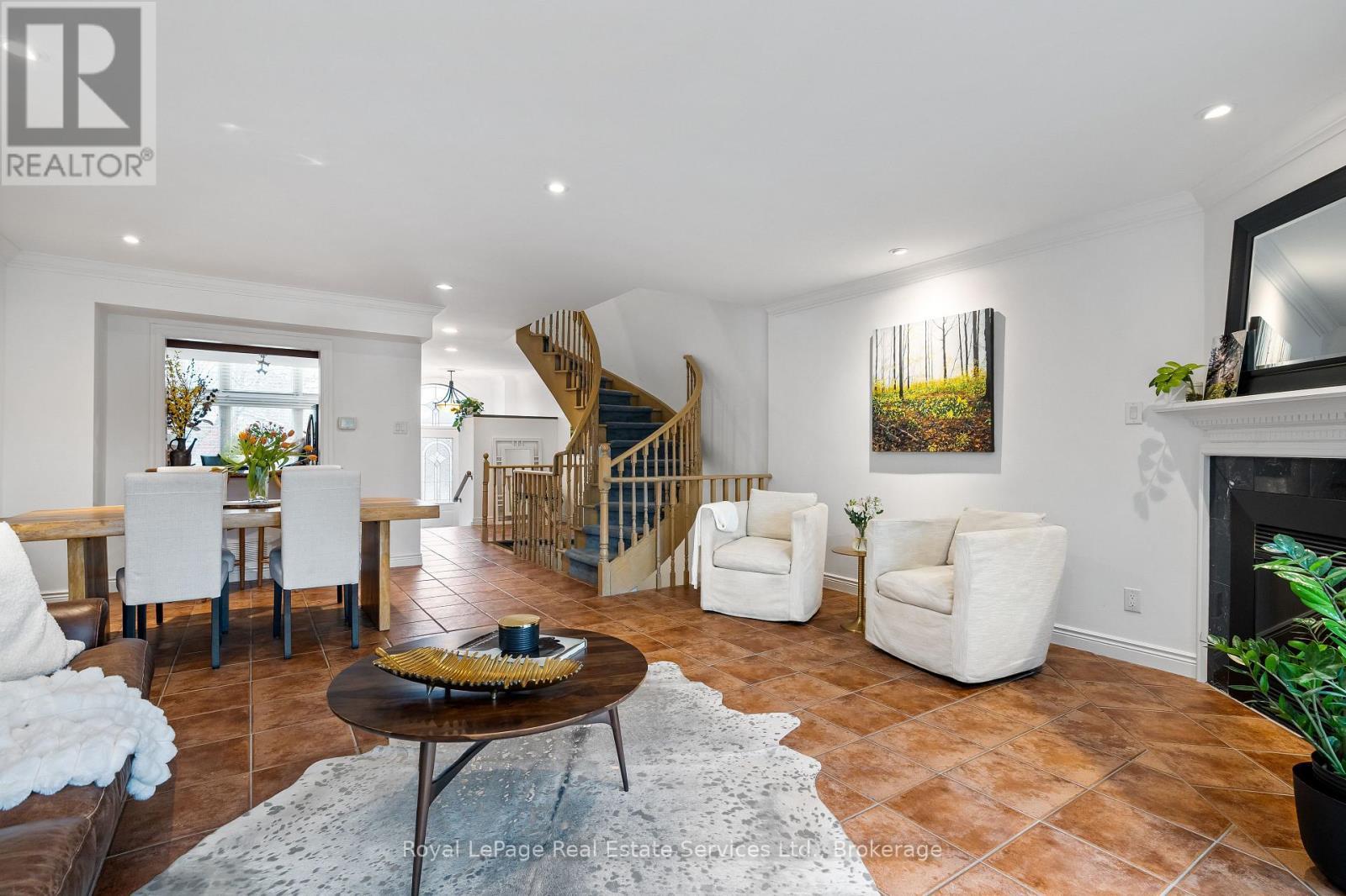 












2327 MARINE DRIVE

,
Oakville (BR Bronte),




Ontario
L6L1C2

