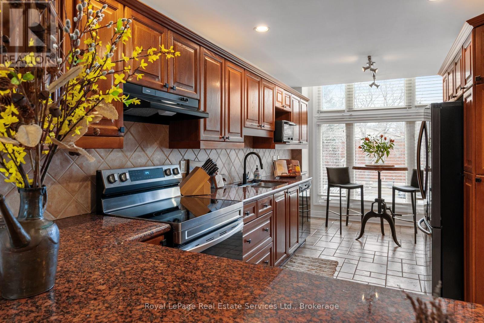 












2327 MARINE DRIVE

,
Oakville (BR Bronte),




Ontario
L6L1C2

