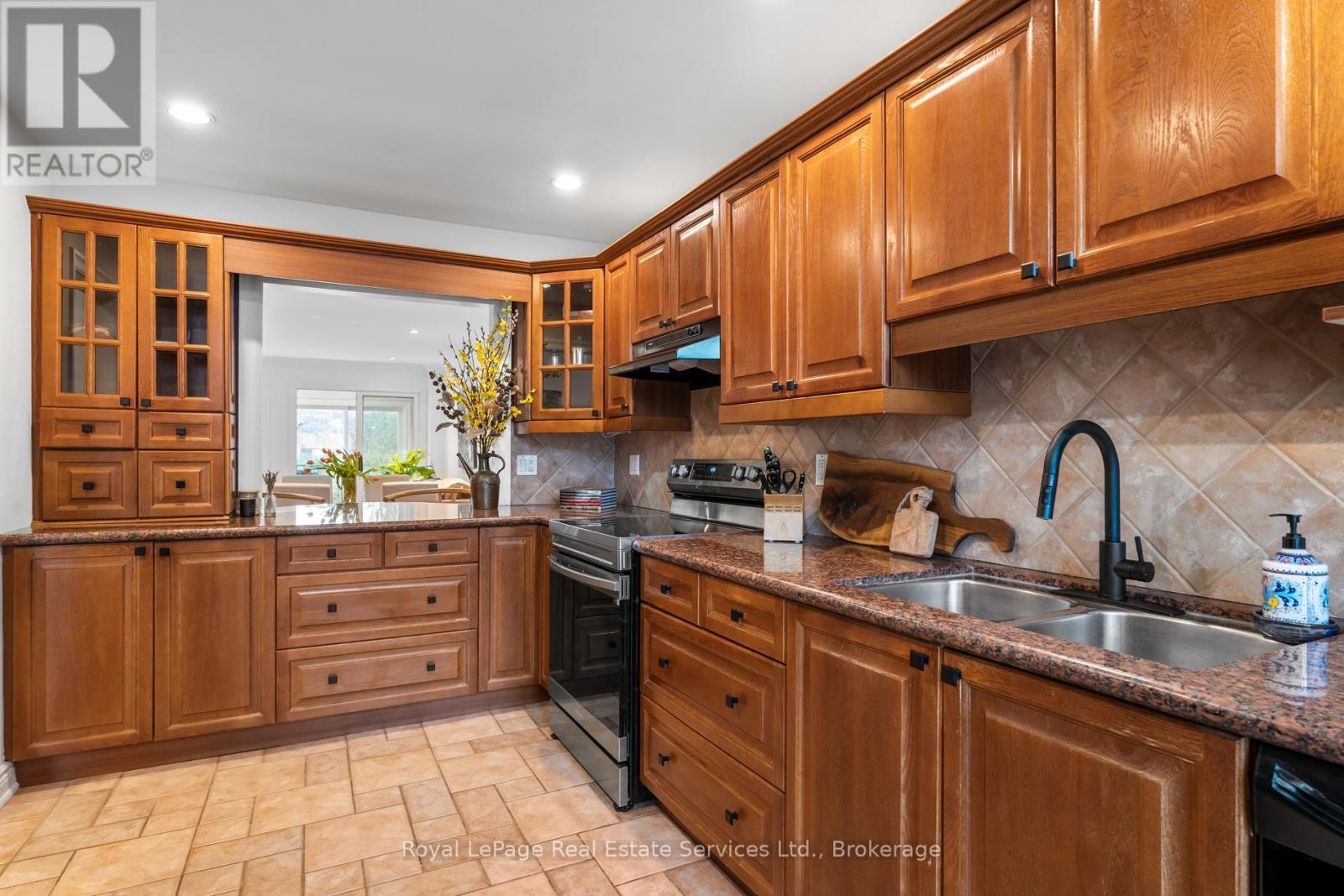 












2327 MARINE DRIVE

,
Oakville (BR Bronte),




Ontario
L6L1C2

