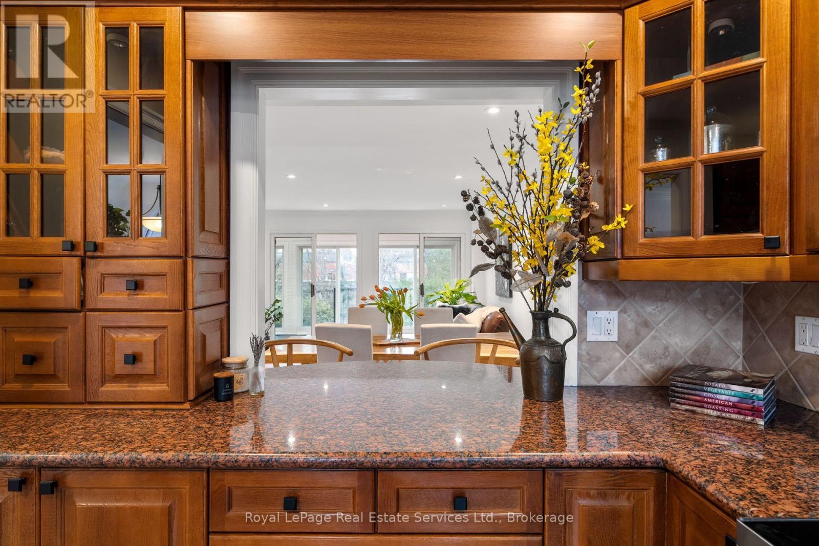 












2327 MARINE DRIVE

,
Oakville (BR Bronte),




Ontario
L6L1C2

