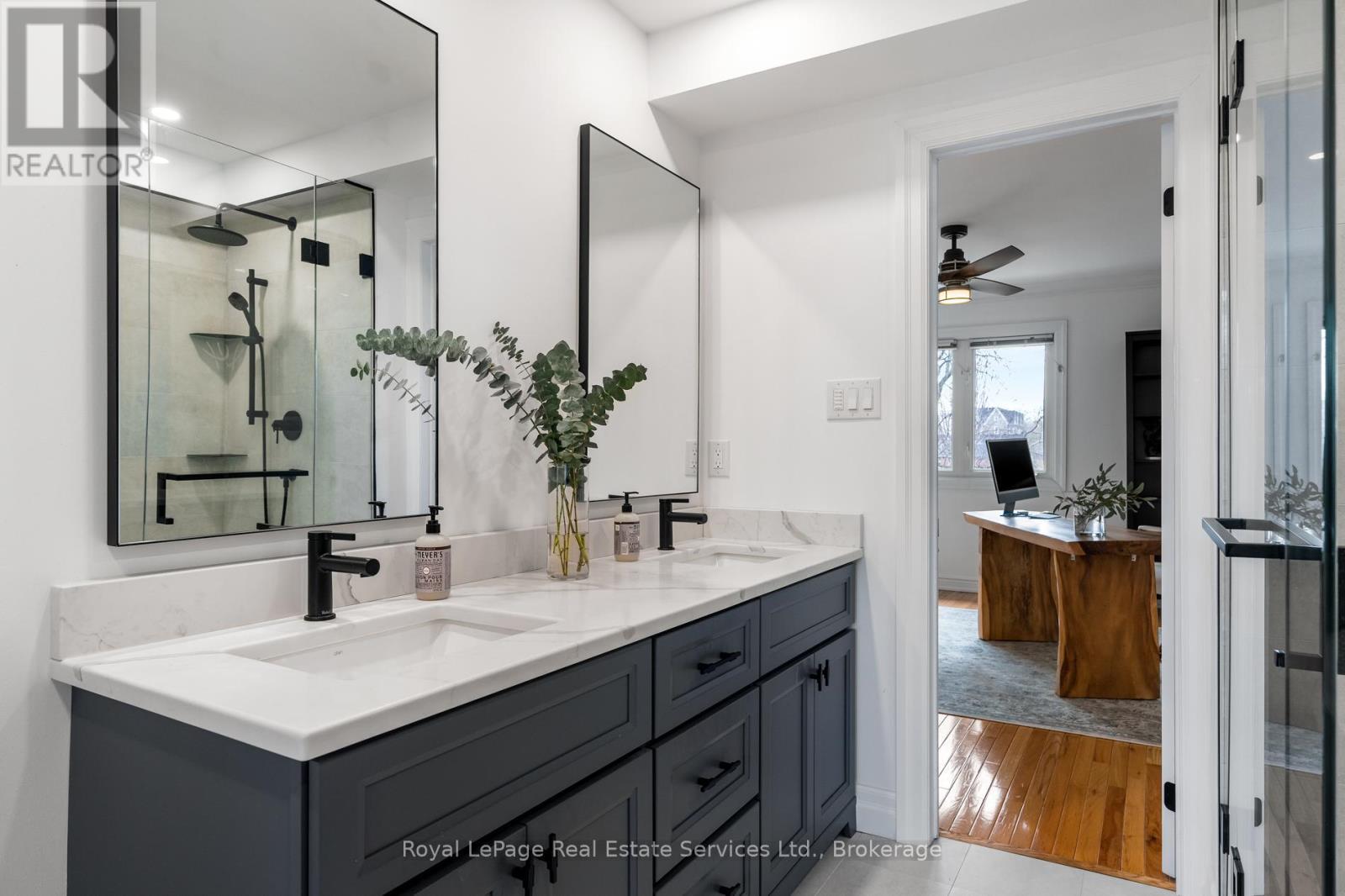 












2327 MARINE DRIVE

,
Oakville (BR Bronte),




Ontario
L6L1C2

