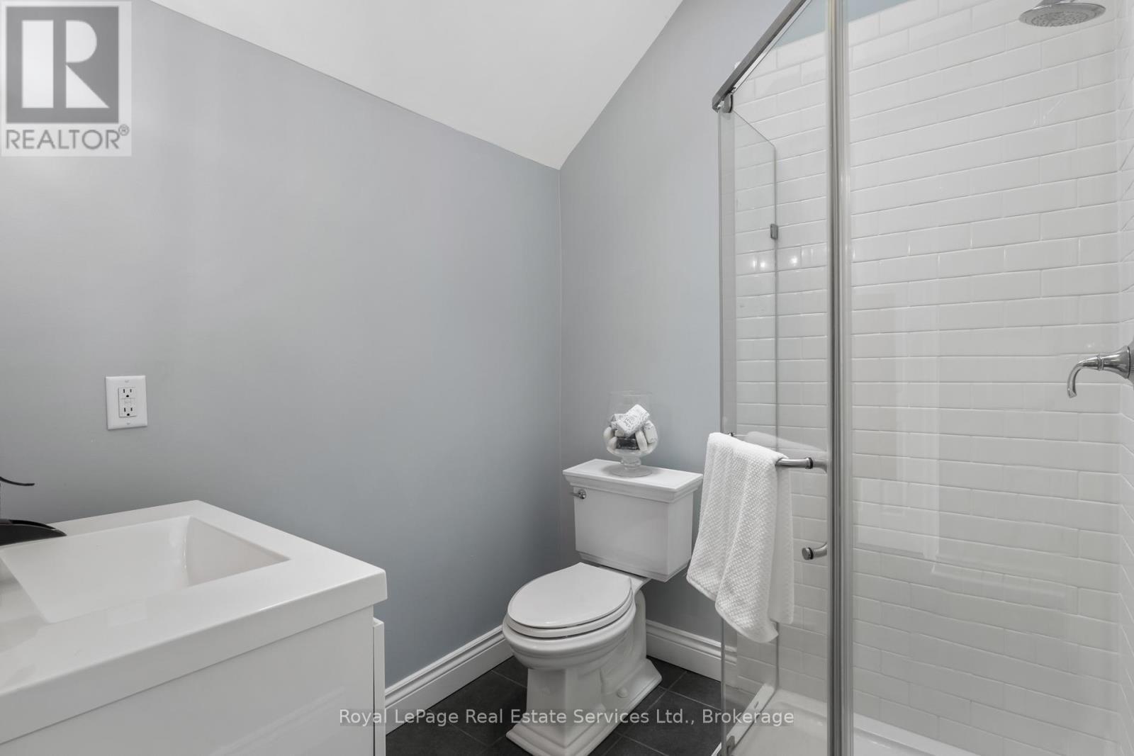 












2327 MARINE DRIVE

,
Oakville (BR Bronte),




Ontario
L6L1C2

