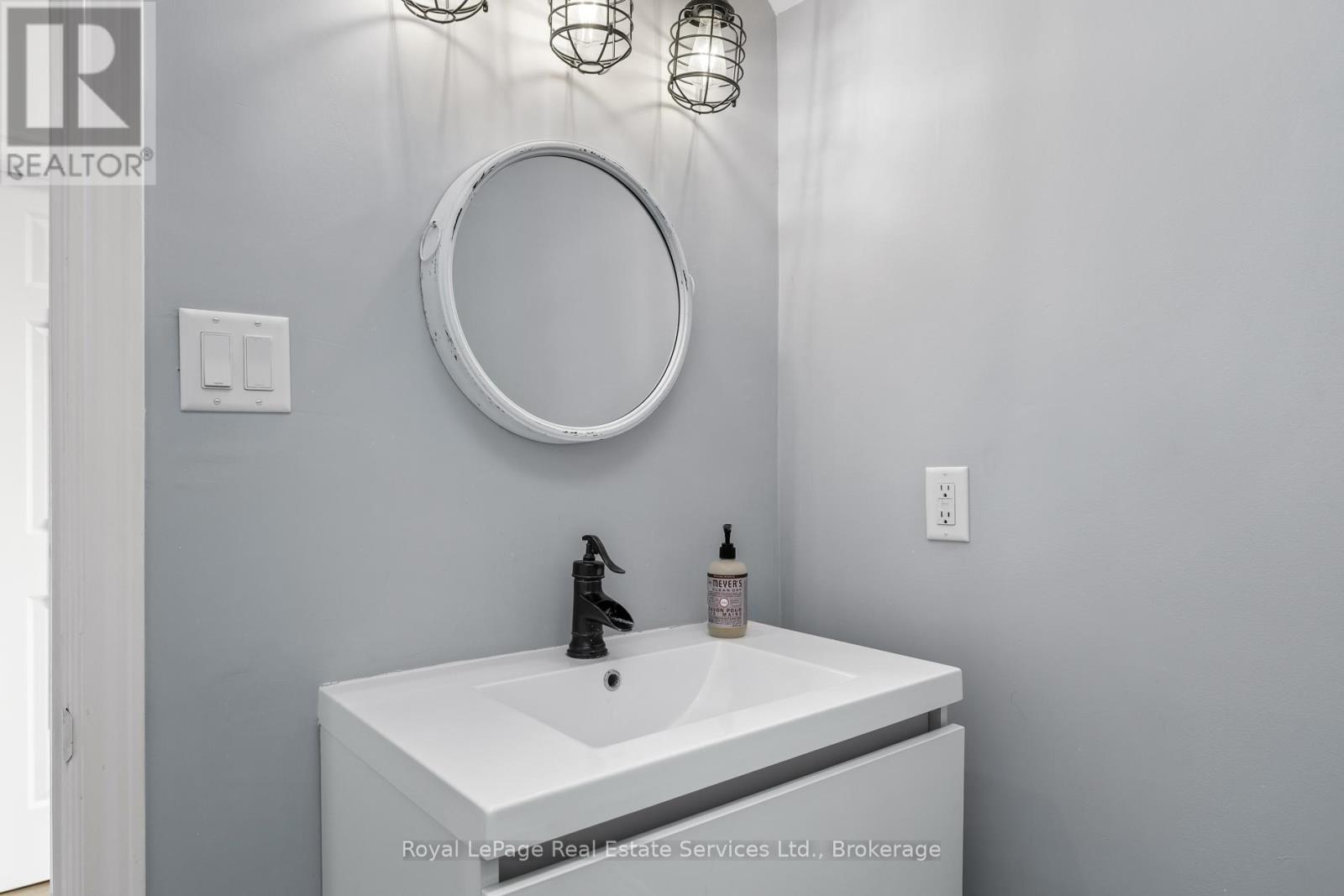 












2327 MARINE DRIVE

,
Oakville (BR Bronte),




Ontario
L6L1C2

