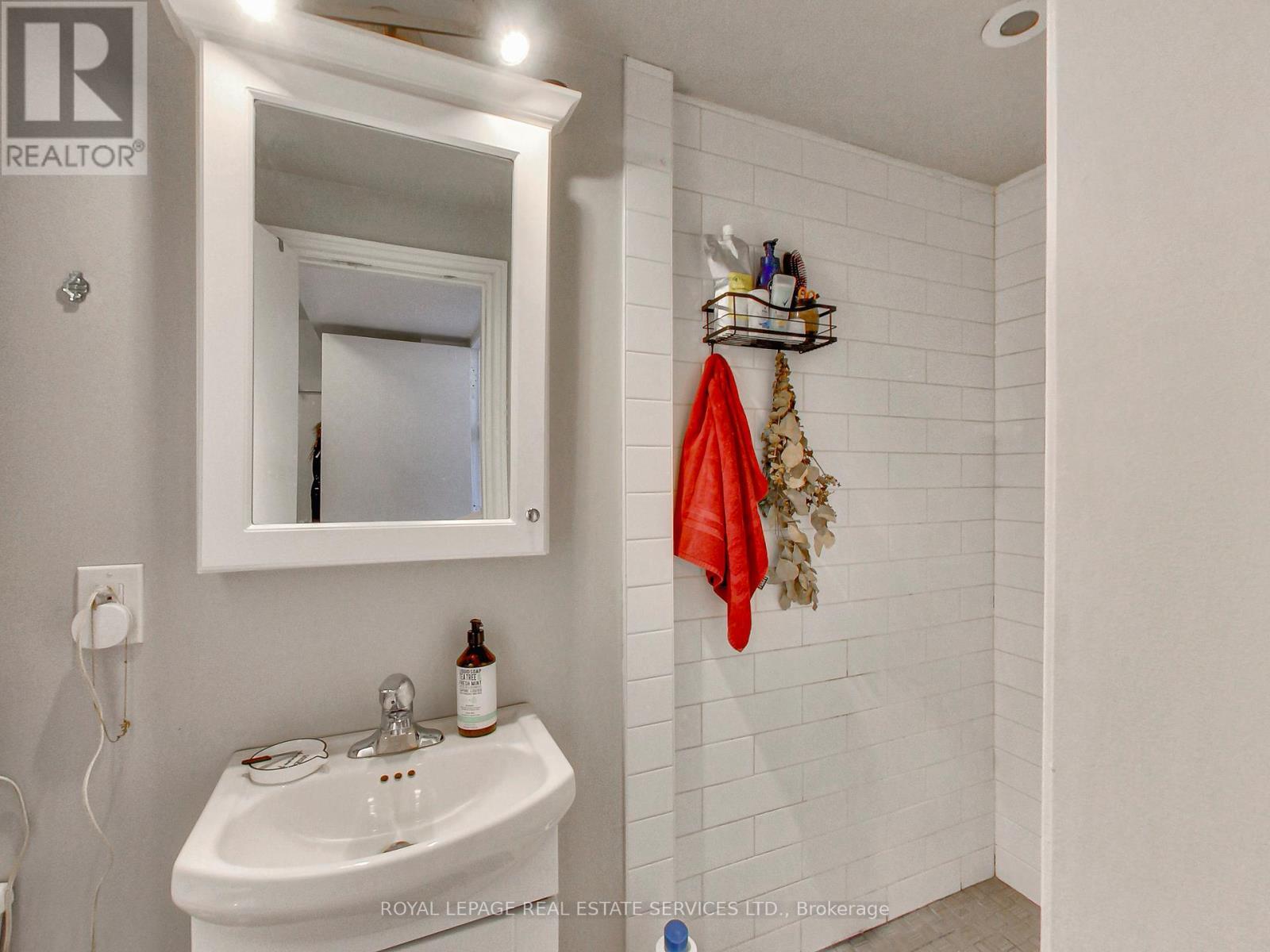 












197 ROYAL YORK ROAD

,
Toronto,




Ontario
M8V2V5

