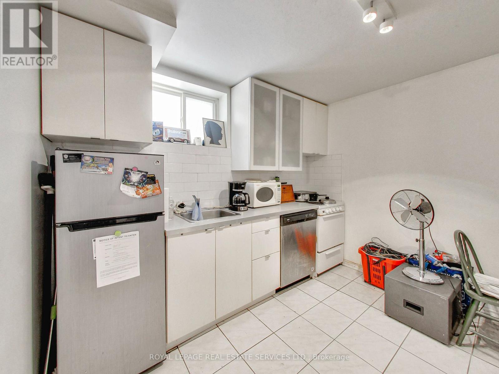 












197 ROYAL YORK ROAD

,
Toronto,




Ontario
M8V2V5

