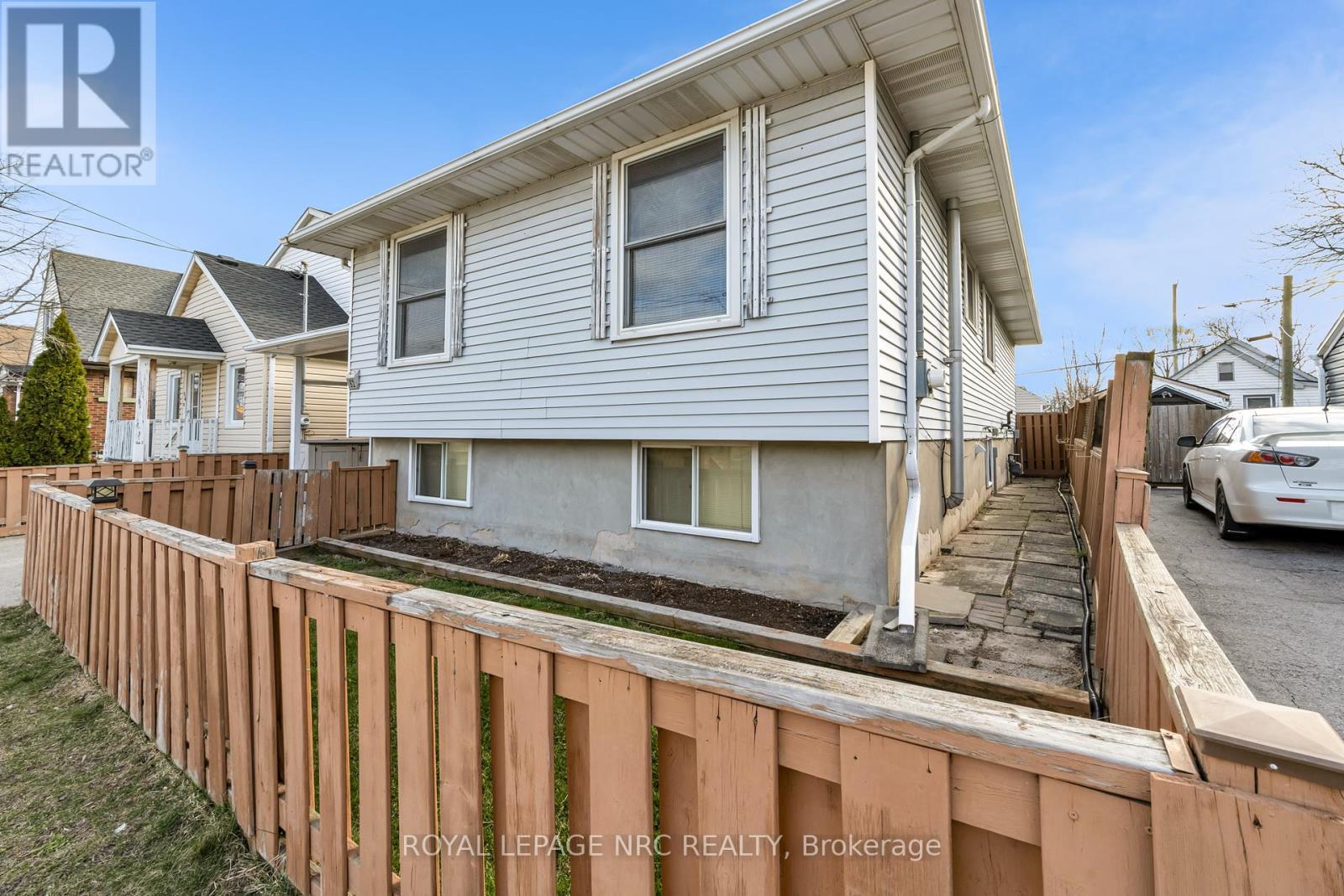 












52 ST GEORGE STREET

,
St. Catharines (Facer),




Ontario
L2M5P6

