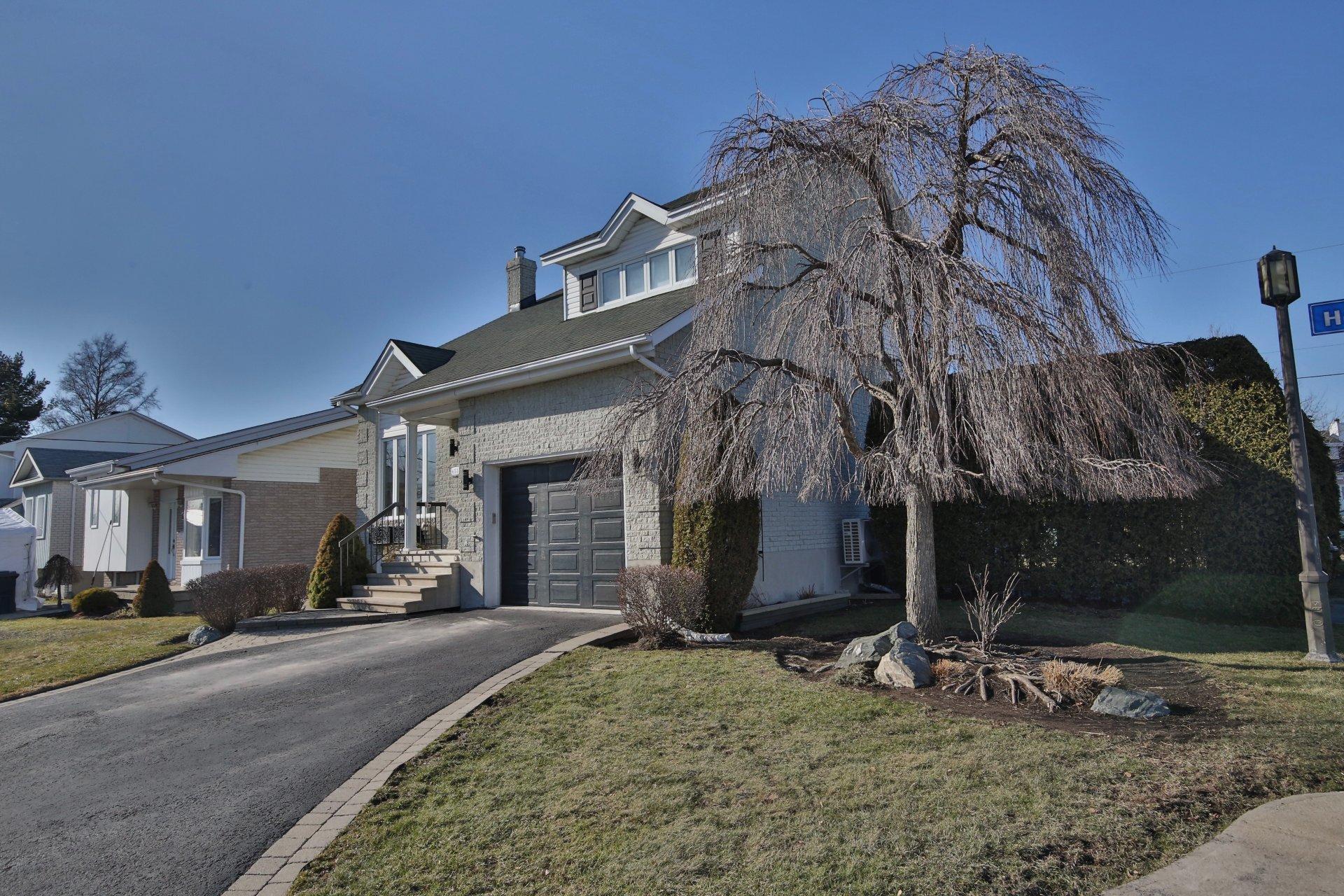 









653

 - 655


Rue Henri-Massé

,
Longueuil (Saint-Hubert),




QC
J3Y8T4

