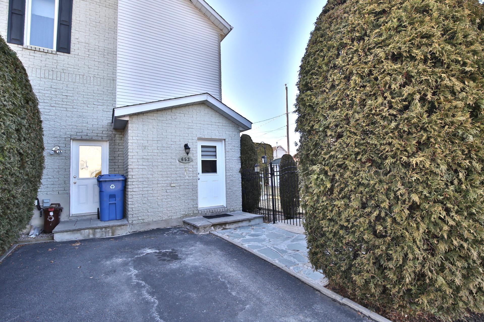 









653

 - 655


Rue Henri-Massé

,
Longueuil (Saint-Hubert),




QC
J3Y8T4

