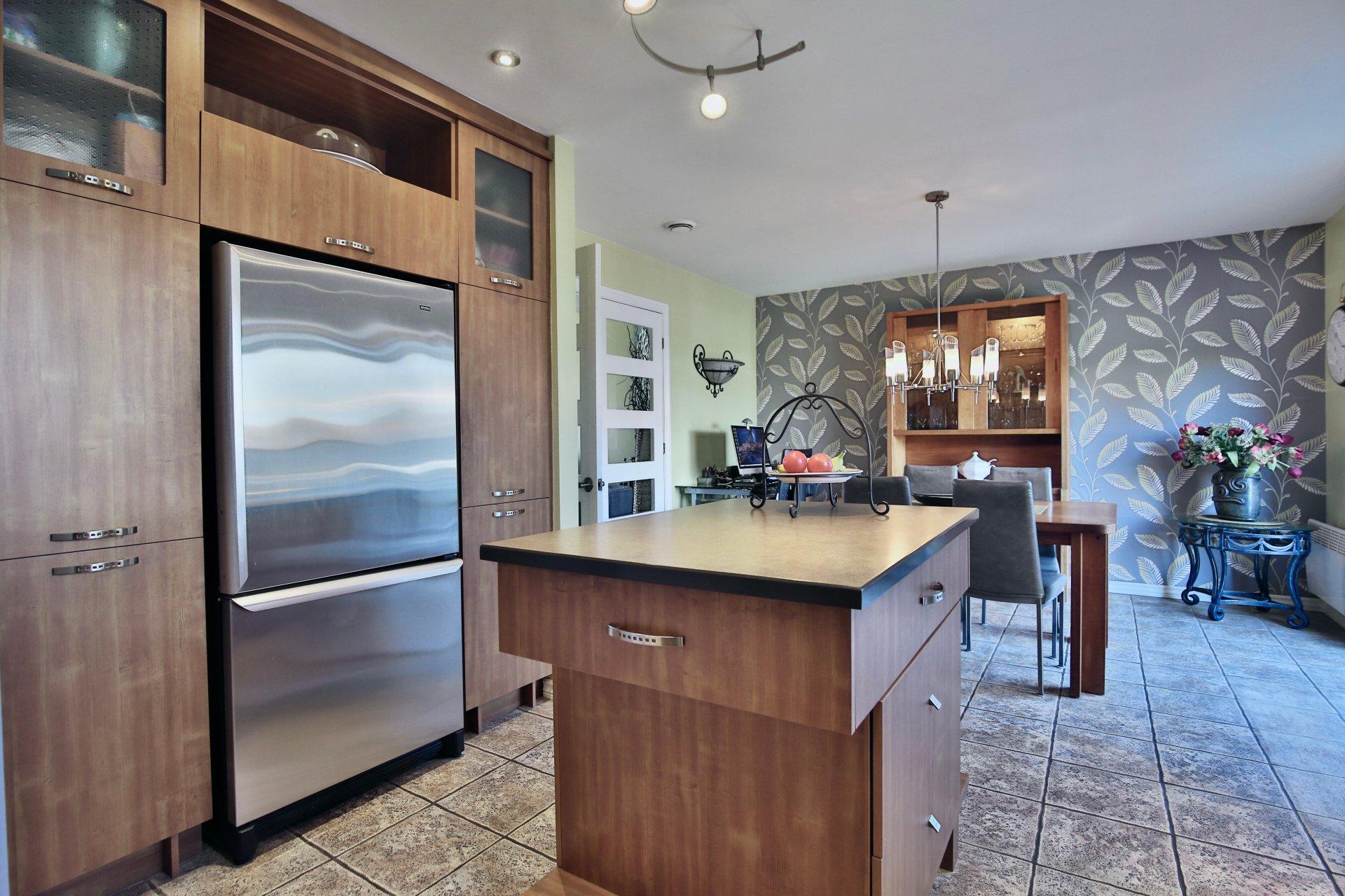









653

 - 655


Rue Henri-Massé

,
Longueuil (Saint-Hubert),




QC
J3Y8T4

