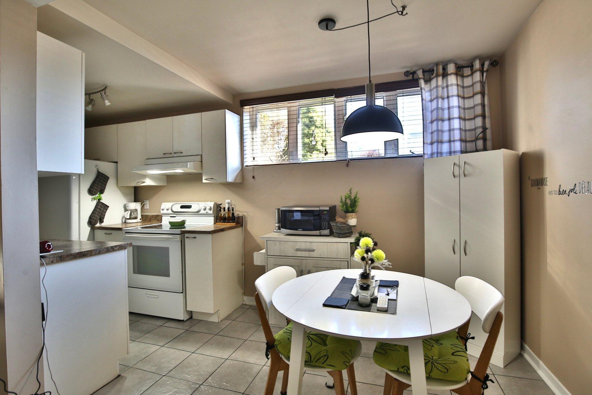 









653

 - 655


Rue Henri-Massé

,
Longueuil (Saint-Hubert),




QC
J3Y8T4

