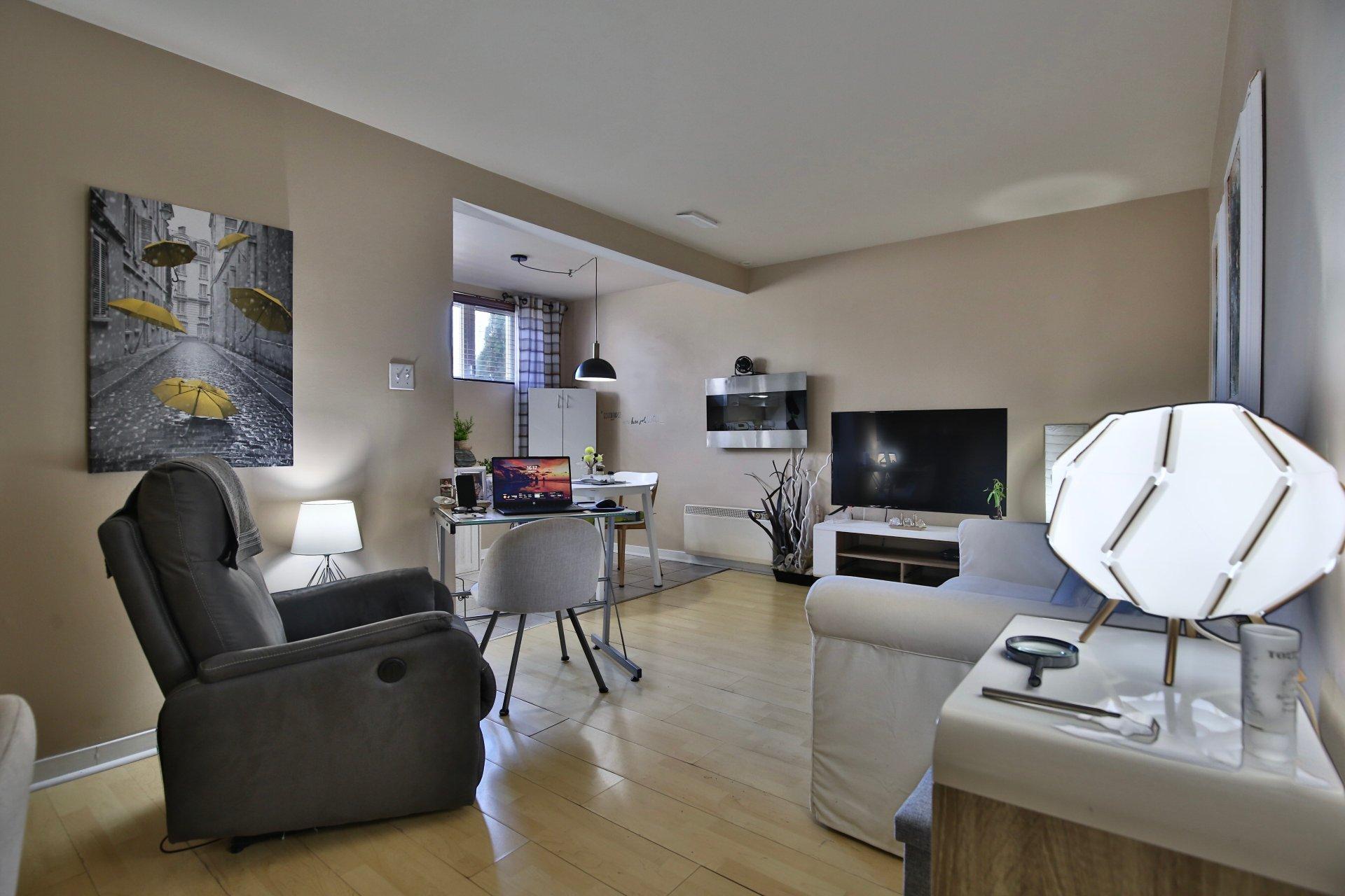 









653

 - 655


Rue Henri-Massé

,
Longueuil (Saint-Hubert),




QC
J3Y8T4

