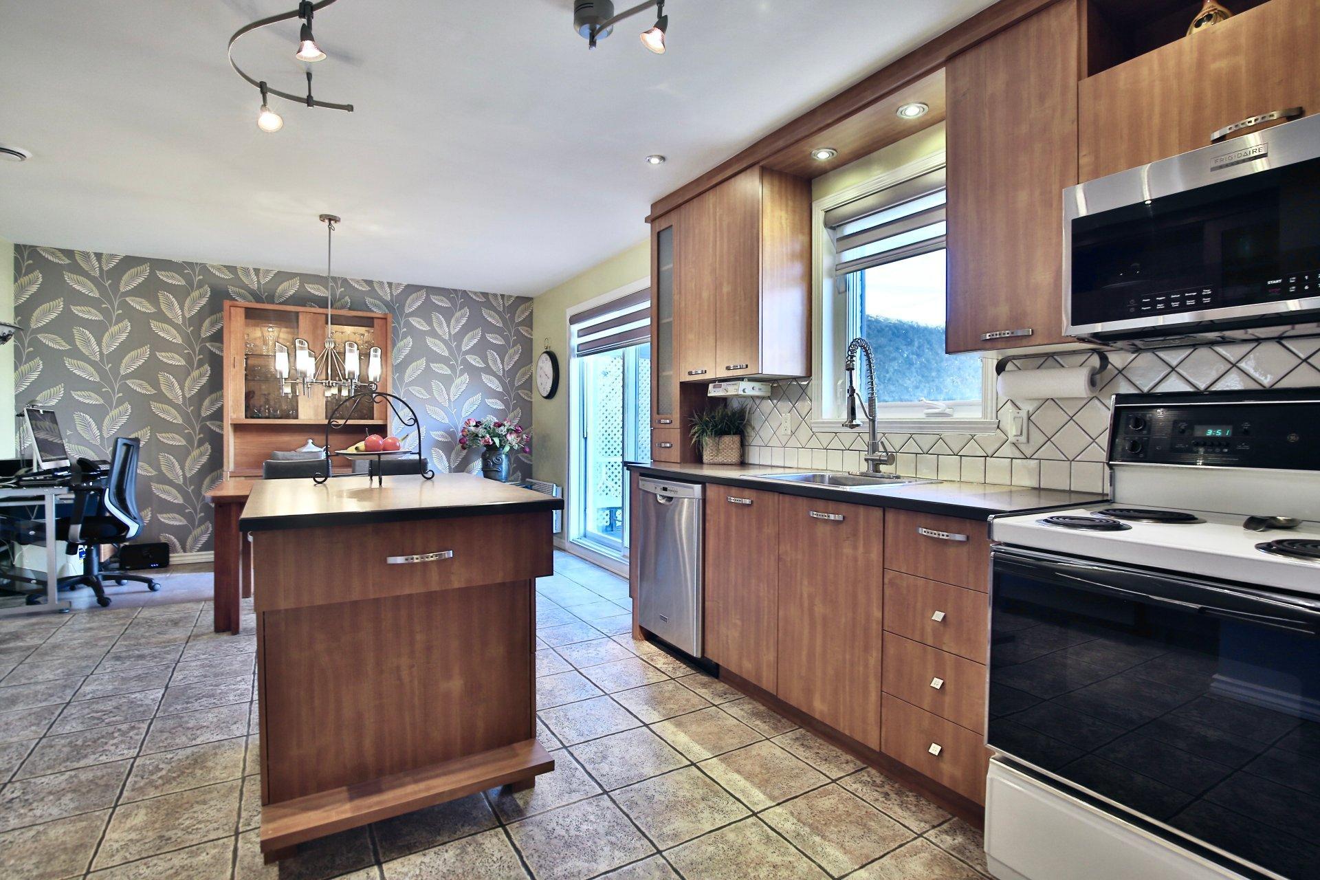 









653

 - 655


Rue Henri-Massé

,
Longueuil (Saint-Hubert),




QC
J3Y8T4

