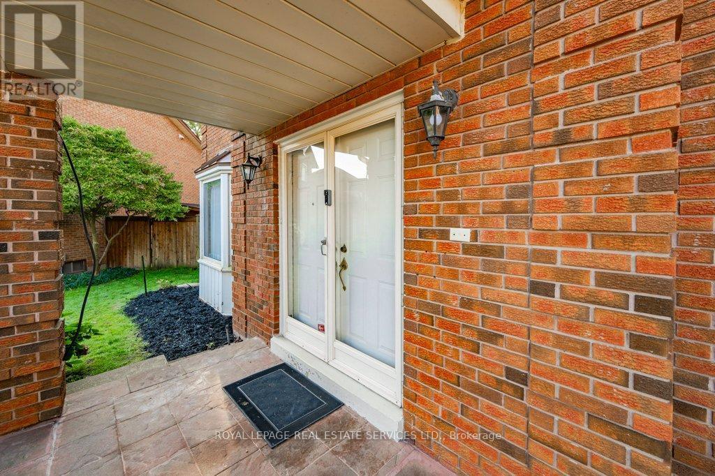












294 RAMBLER COURT

,
Oakville,




Ontario
L6H3A6

