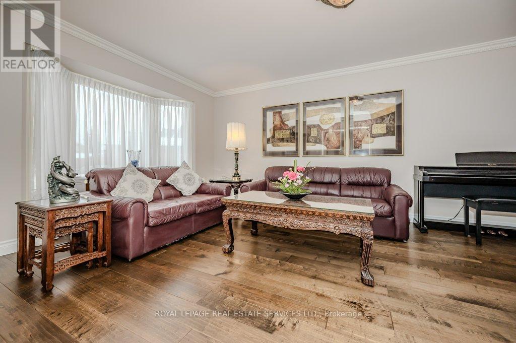 












294 RAMBLER COURT

,
Oakville,




Ontario
L6H3A6

