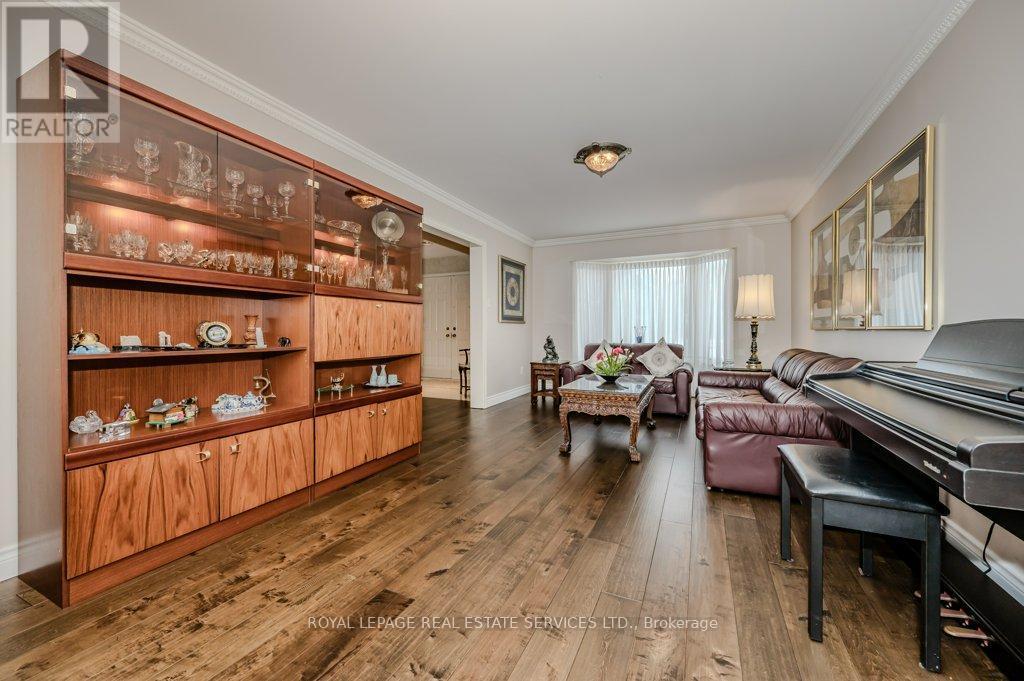 












294 RAMBLER COURT

,
Oakville,




Ontario
L6H3A6

