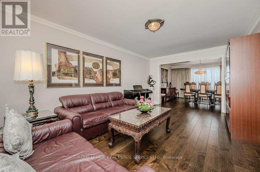 












294 RAMBLER COURT

,
Oakville,




Ontario
L6H3A6


