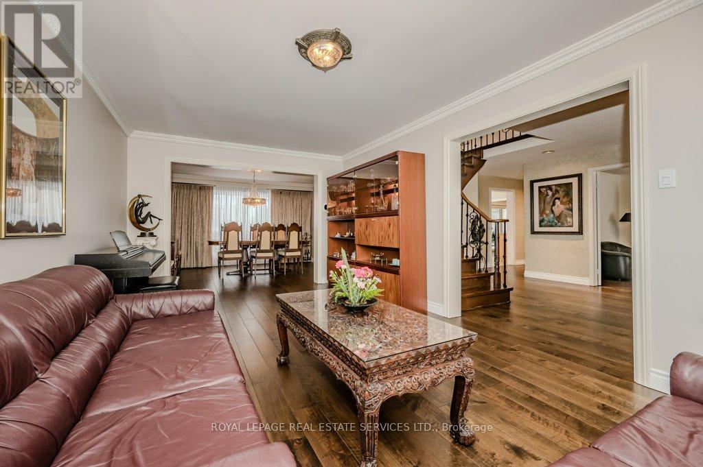 












294 RAMBLER COURT

,
Oakville,




Ontario
L6H3A6

