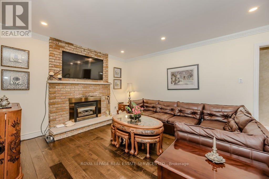 












294 RAMBLER COURT

,
Oakville,




Ontario
L6H3A6

