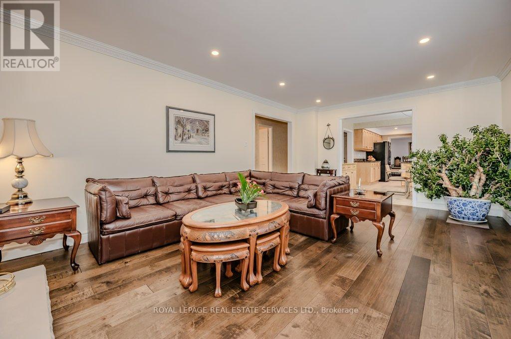 












294 RAMBLER COURT

,
Oakville,




Ontario
L6H3A6

