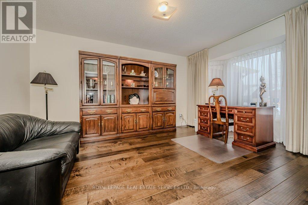 












294 RAMBLER COURT

,
Oakville,




Ontario
L6H3A6

