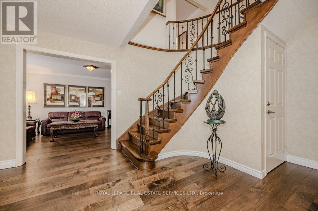 












294 RAMBLER COURT

,
Oakville,




Ontario
L6H3A6

