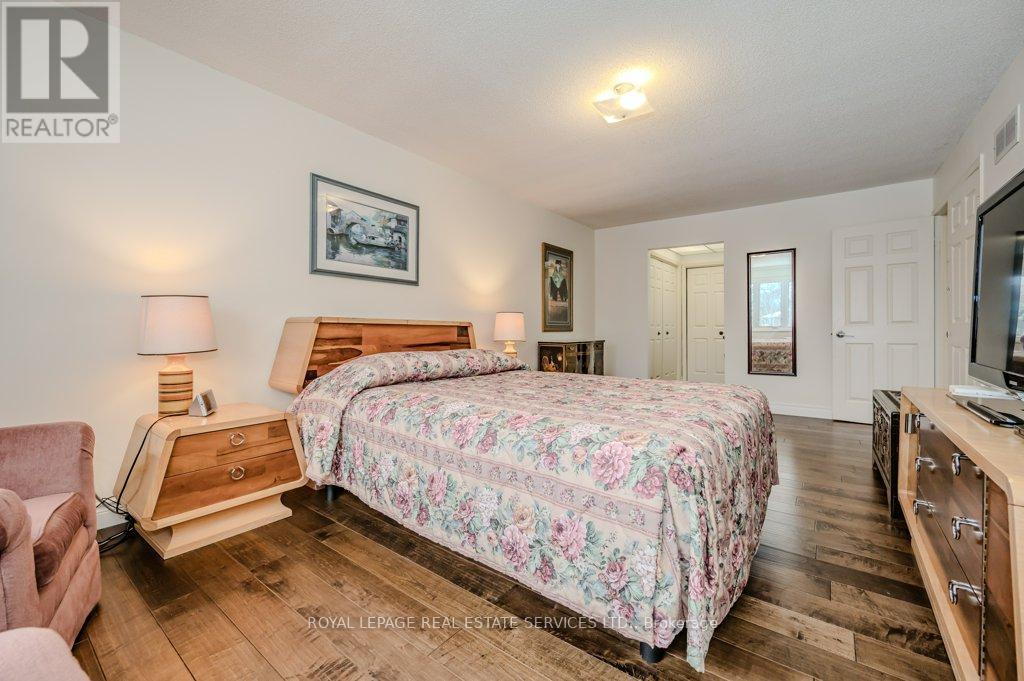 












294 RAMBLER COURT

,
Oakville,




Ontario
L6H3A6

