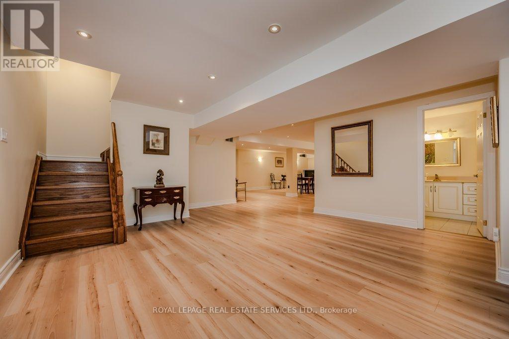 












294 RAMBLER COURT

,
Oakville,




Ontario
L6H3A6

