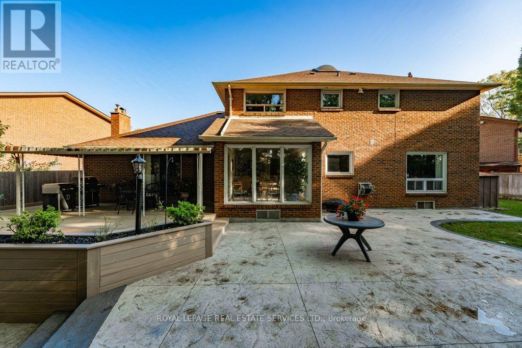 












294 RAMBLER COURT

,
Oakville,




Ontario
L6H3A6

