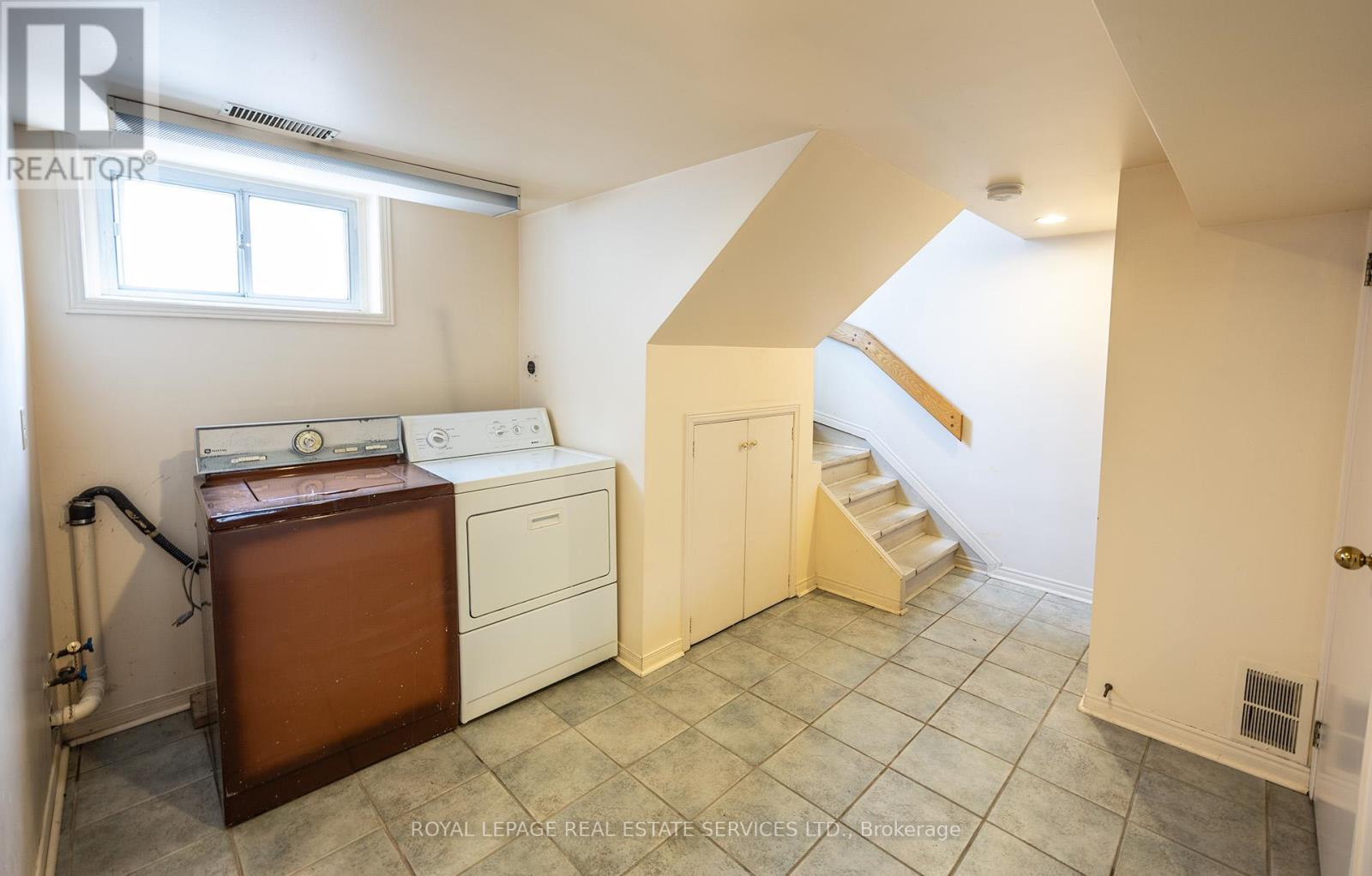 












1361 KENMUIR AVENUE

,
Mississauga,




Ontario
L5G4B3

