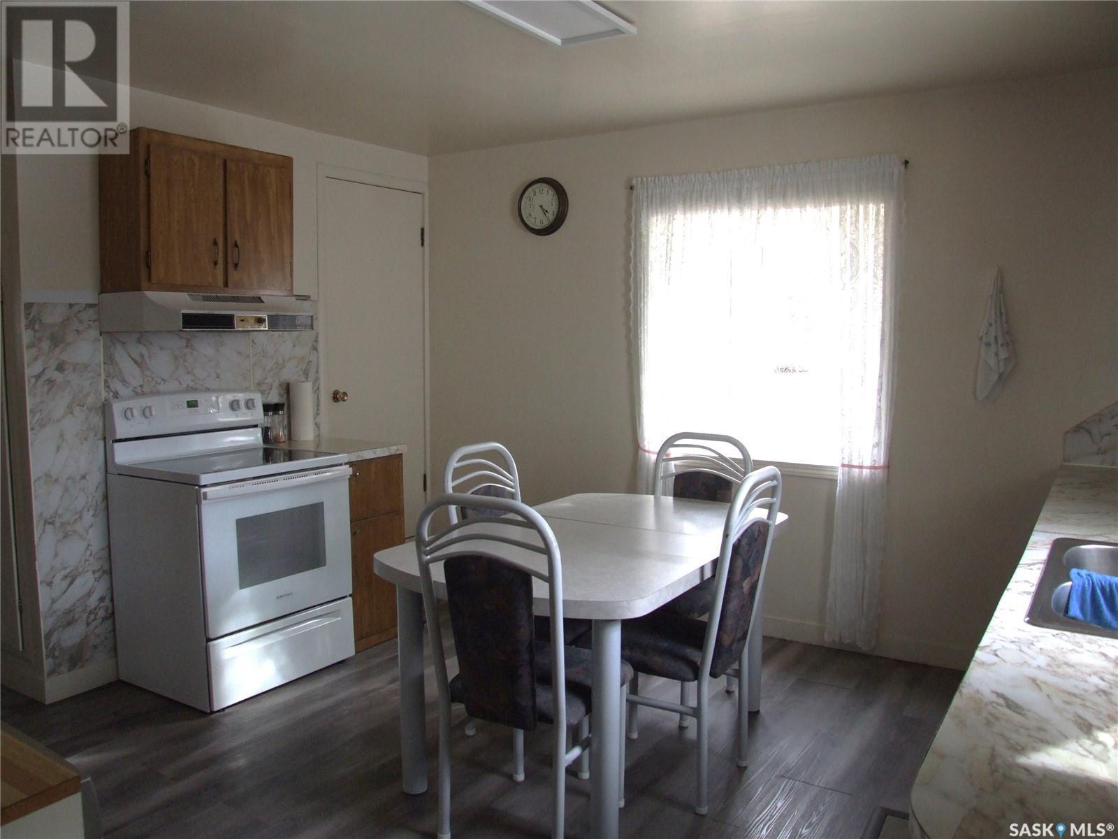 












202 1st STREET W

,
Leader,




Saskatchewan
S0N1H0

