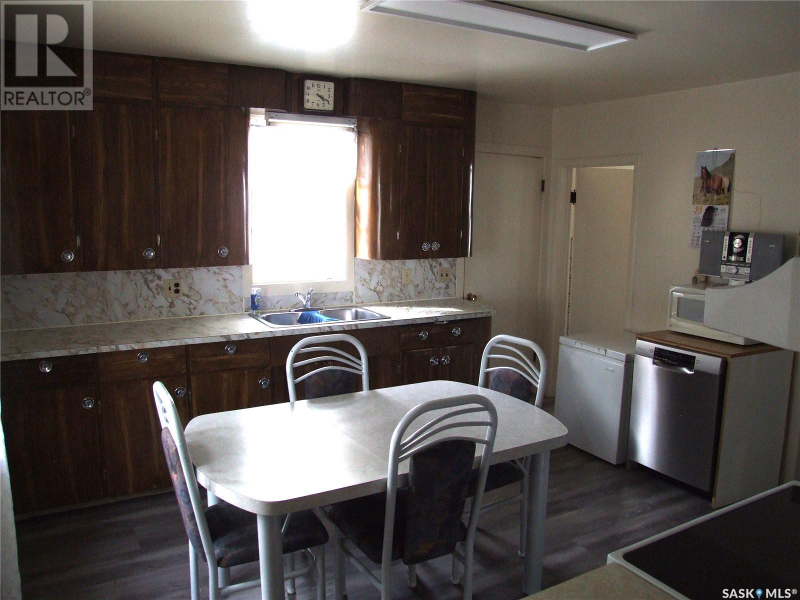 












202 1st STREET W

,
Leader,




Saskatchewan
S0N1H0

