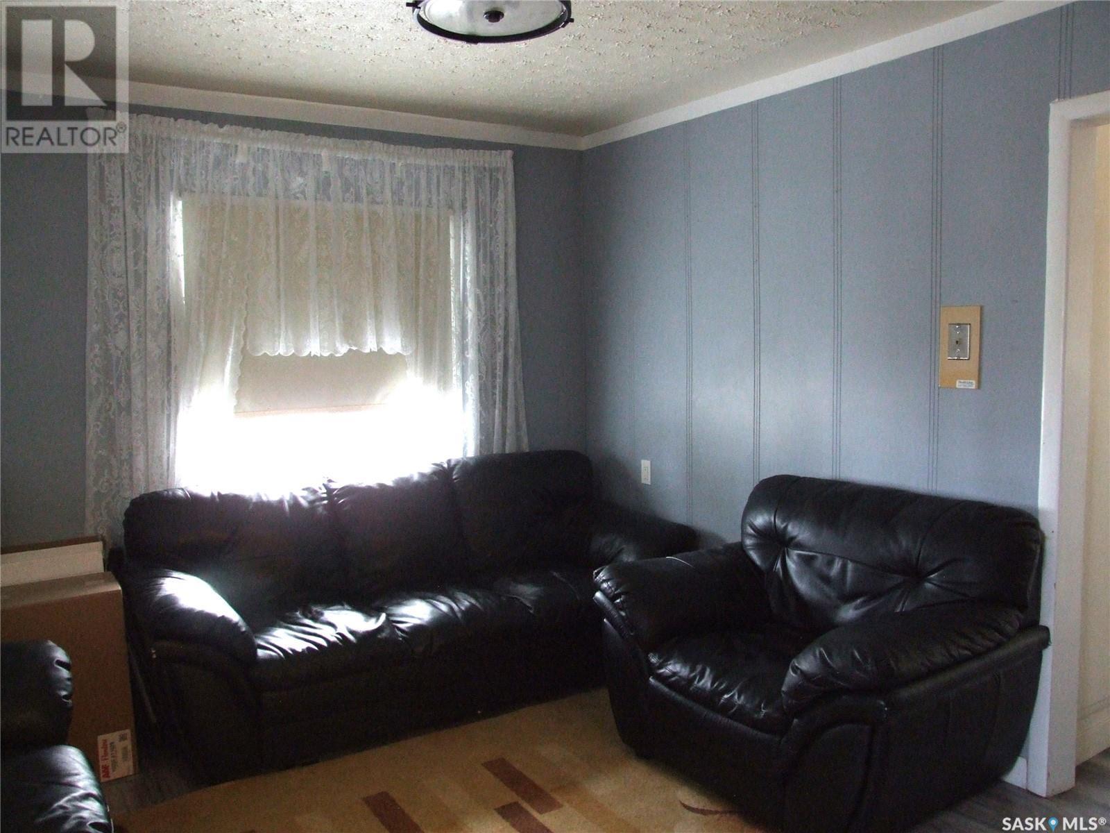 












202 1st STREET W

,
Leader,




Saskatchewan
S0N1H0

