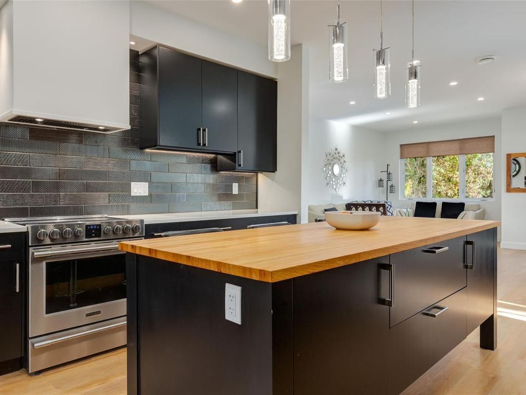 









472


Davis

Rd,
Ladysmith,




BC
V9G 1V8

