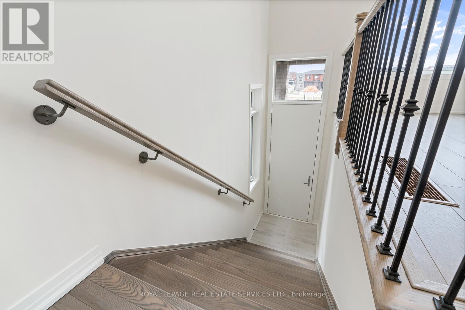 












27 CHERRY HILL LANE

,
Barrie,




Ontario
L4N6K7

