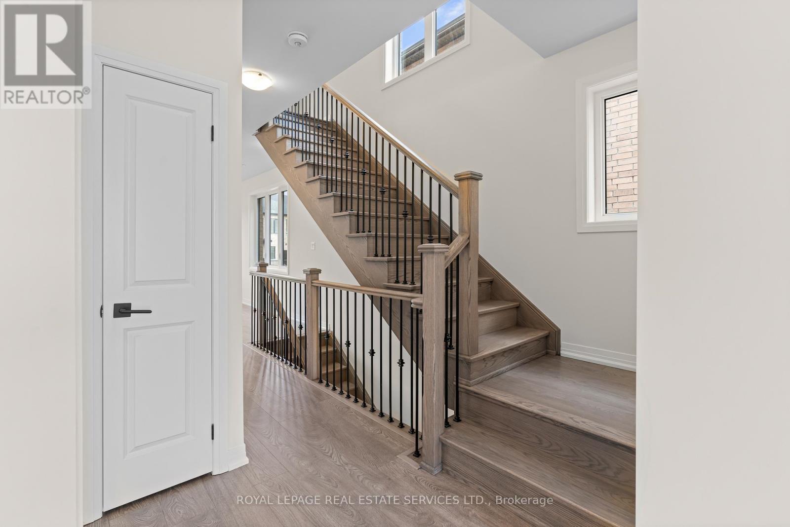 












27 CHERRY HILL LANE

,
Barrie,




Ontario
L4N6K7

