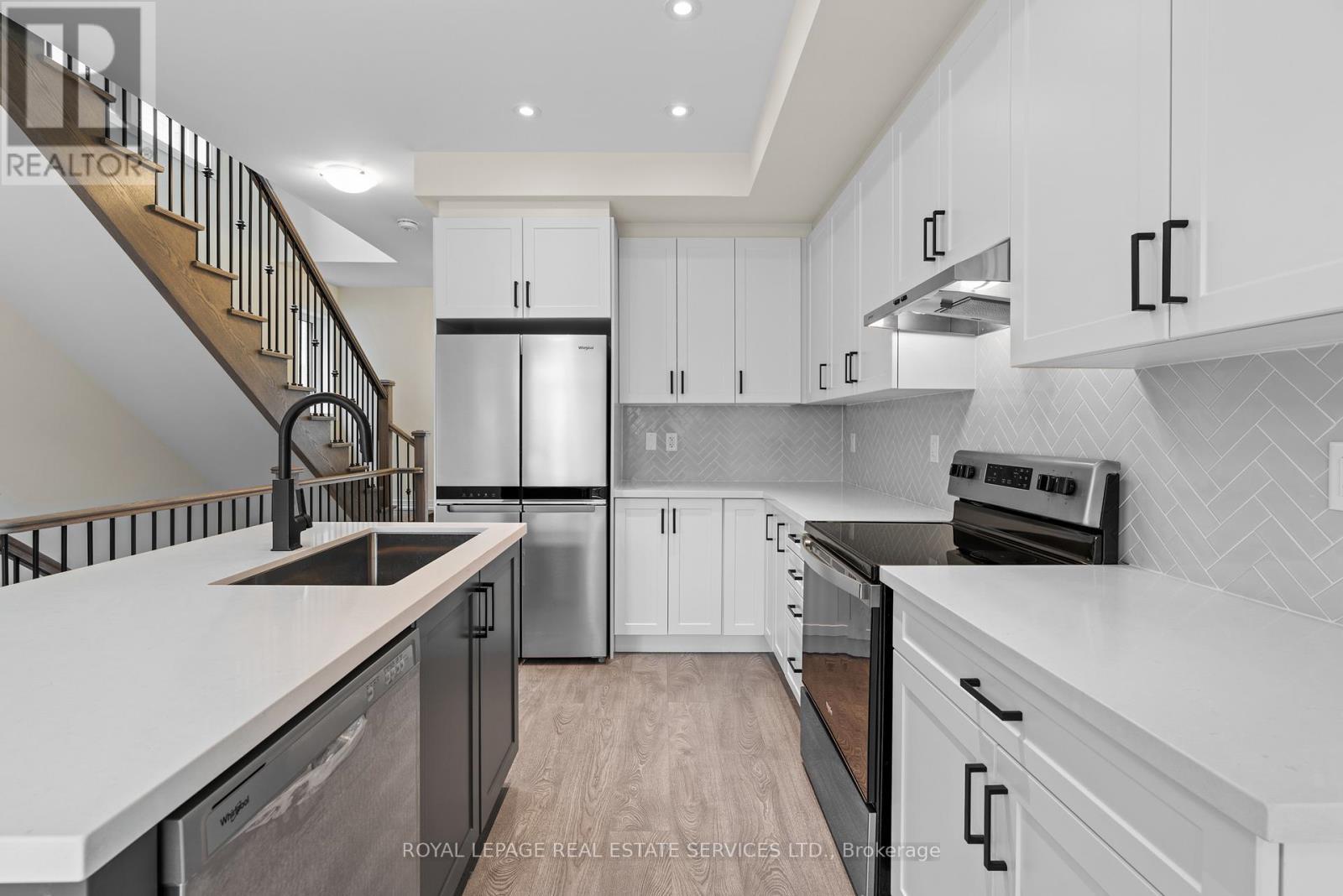 












27 CHERRY HILL LANE

,
Barrie,




Ontario
L4N6K7

