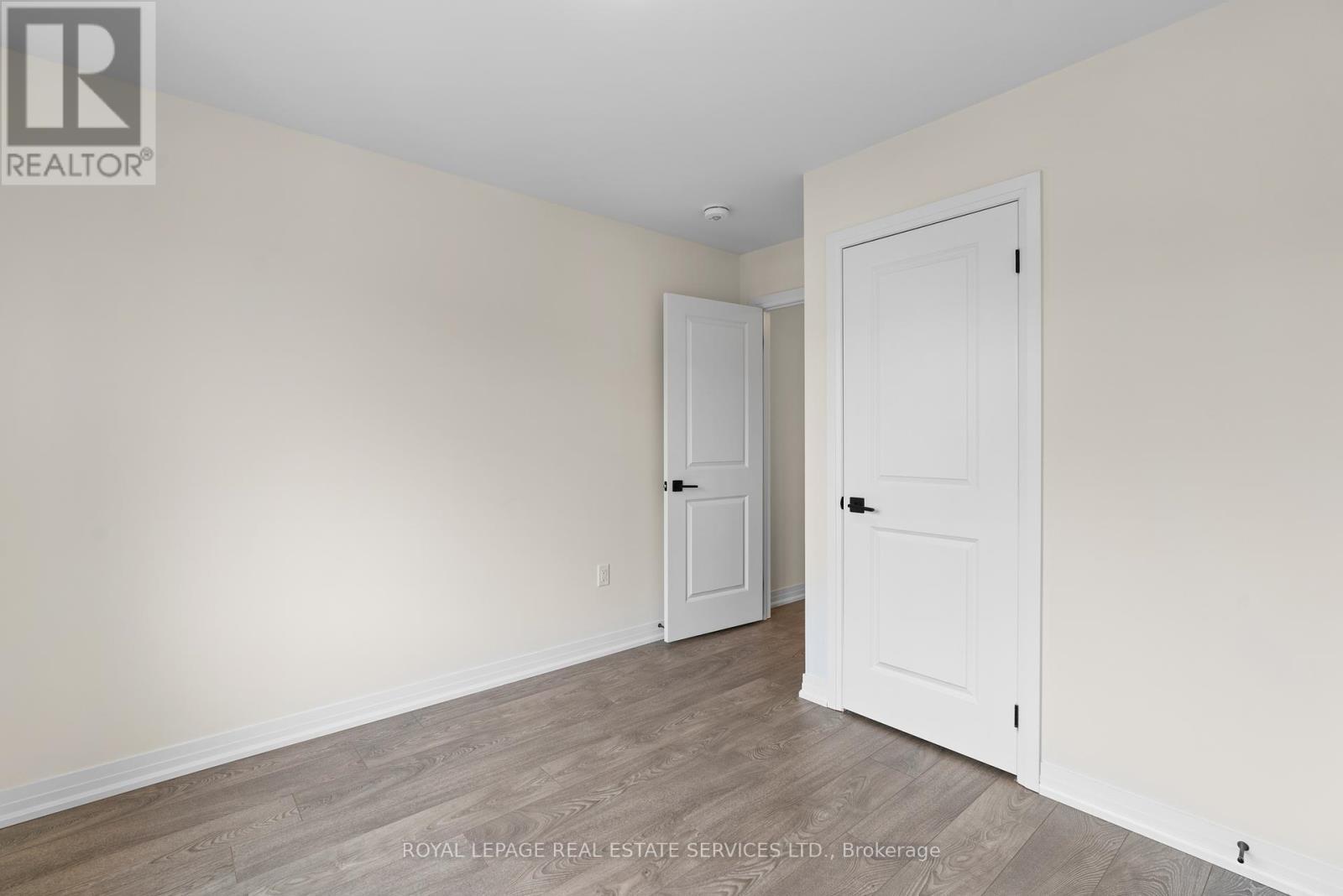 












27 CHERRY HILL LANE

,
Barrie,




Ontario
L4N6K7

