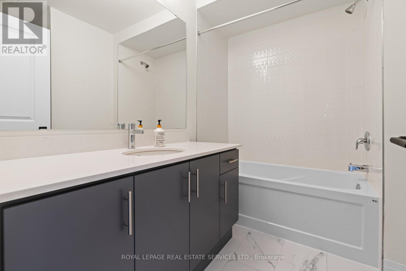 












27 CHERRY HILL LANE

,
Barrie,




Ontario
L4N6K7

