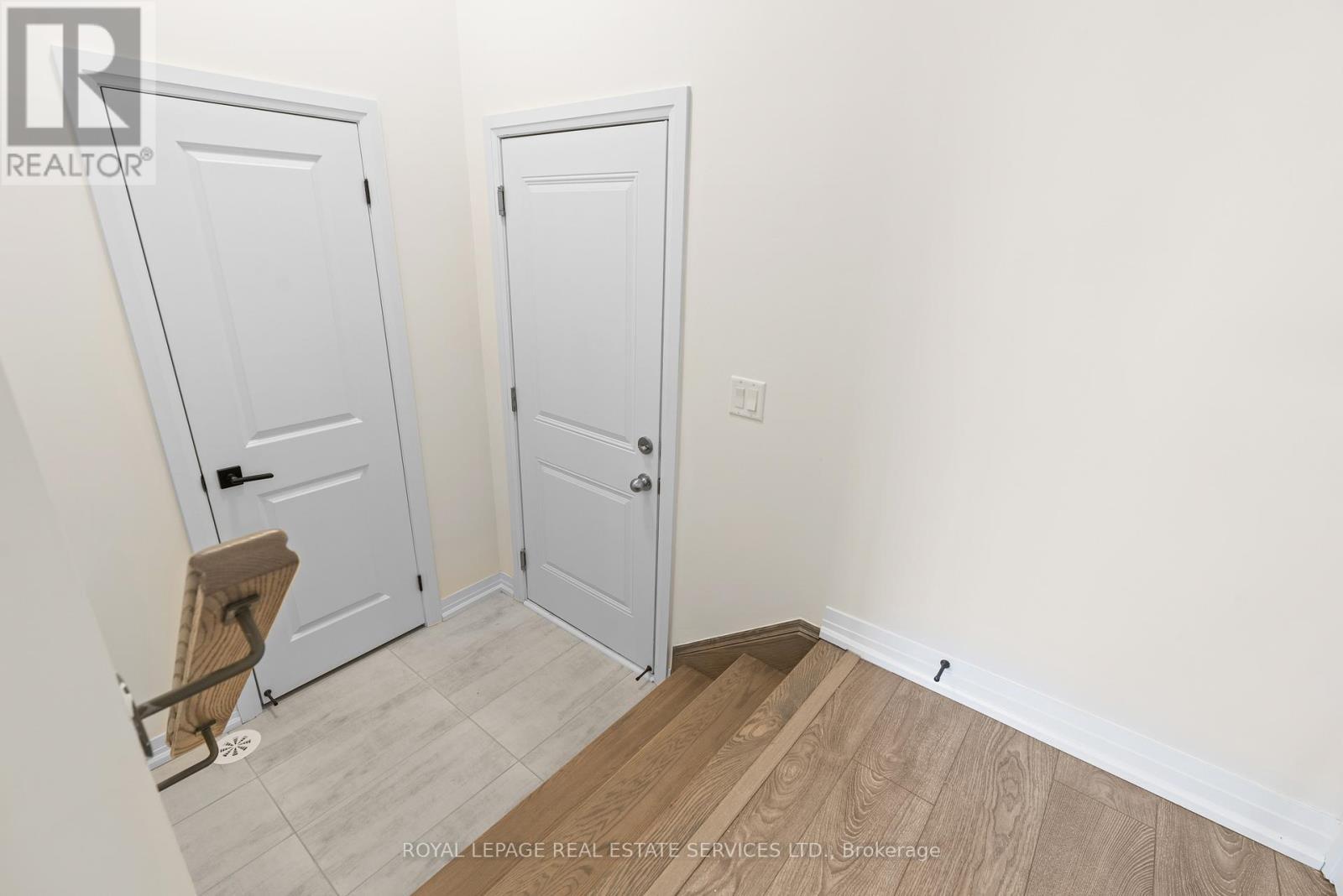 












27 CHERRY HILL LANE

,
Barrie,




Ontario
L4N6K7


