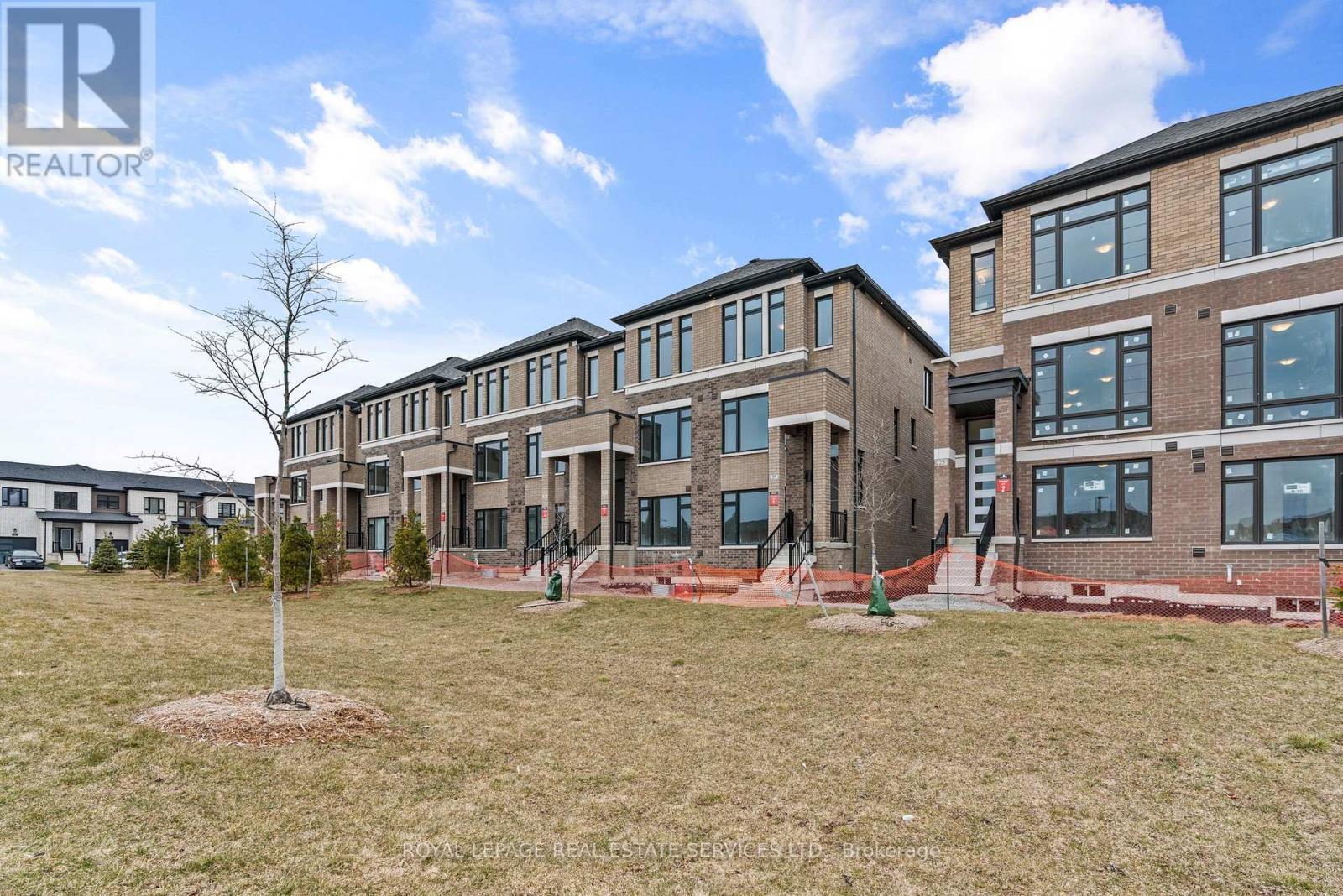 












27 CHERRY HILL LANE

,
Barrie,




Ontario
L4N6K7

