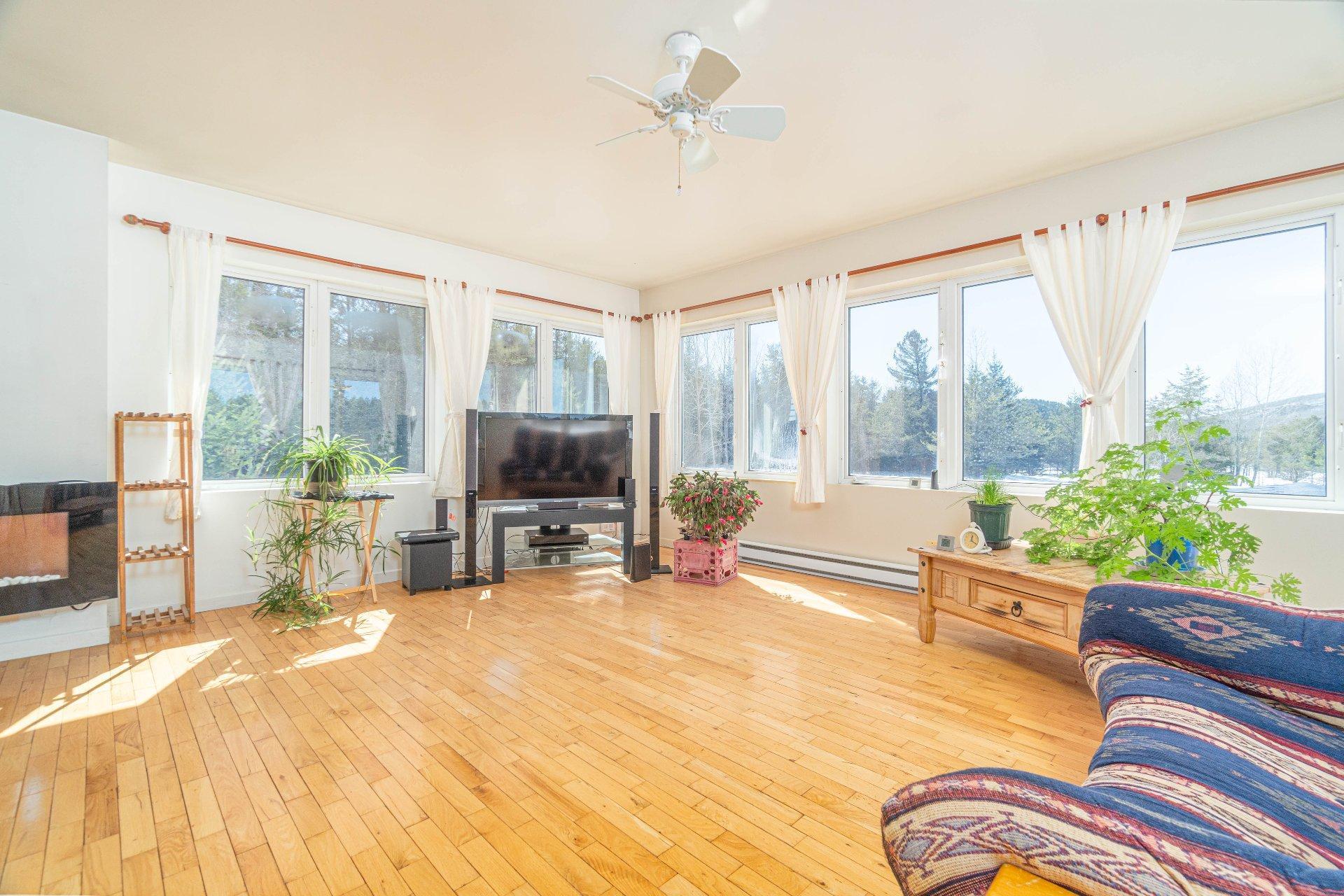 









439


Ch. Plaisance

,
Chute-Saint-Philippe,




QC
J0W1A0

