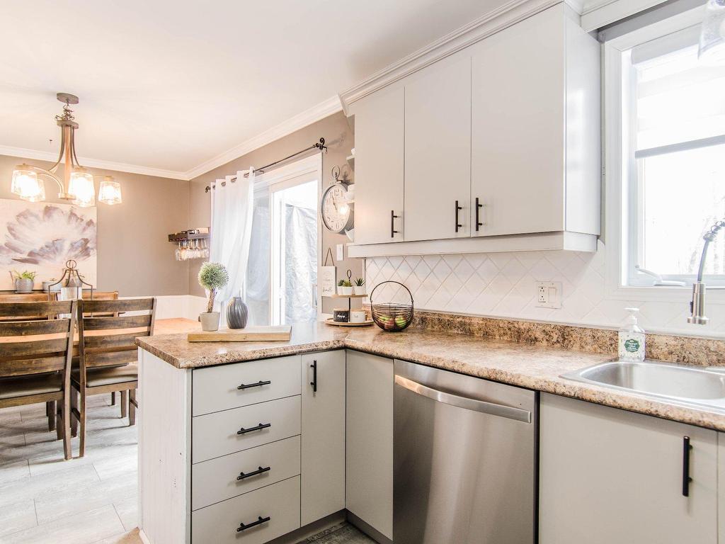 









121


Rue de la Cascade

,
Val-des-Monts,




QC
J8N1H9

