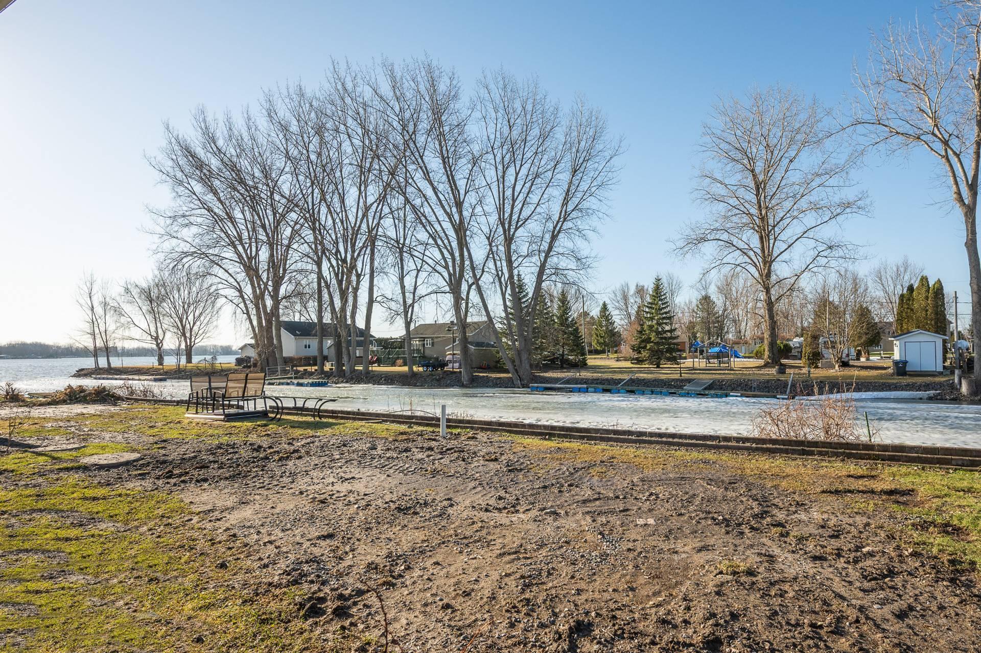 









25


31e Avenue

,
Saint-Blaise-sur-Richelieu,




QC
J0J1W0

