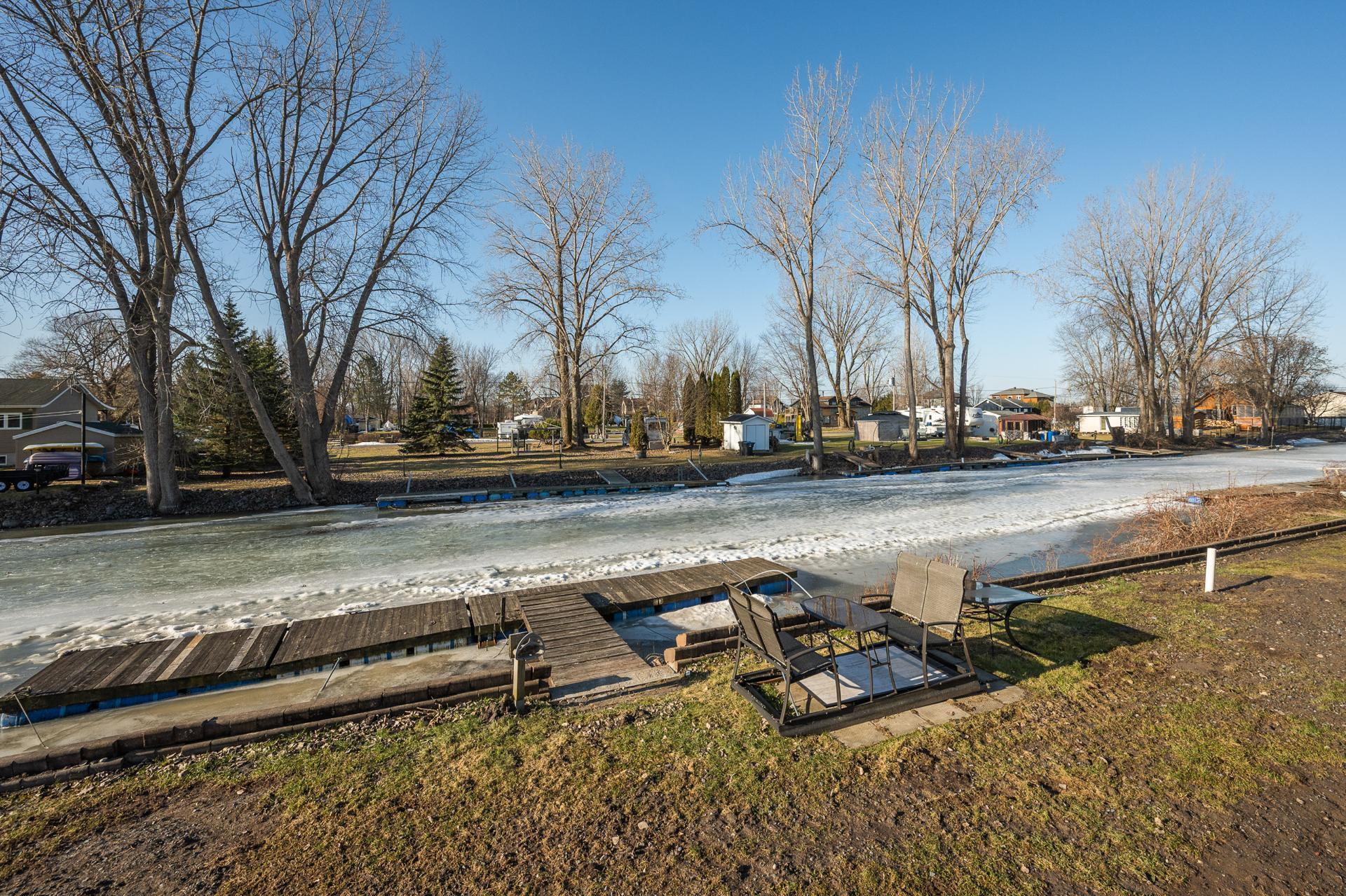 









25


31e Avenue

,
Saint-Blaise-sur-Richelieu,




QC
J0J1W0


