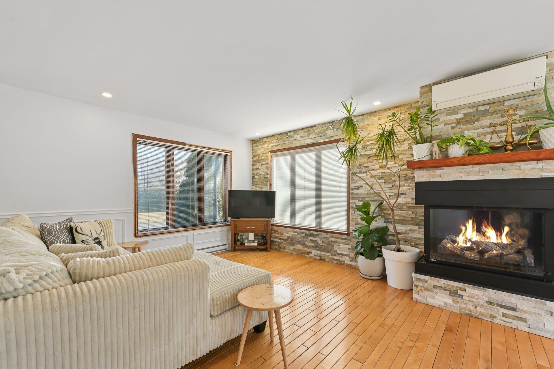 









25


31e Avenue

,
Saint-Blaise-sur-Richelieu,




QC
J0J1W0

