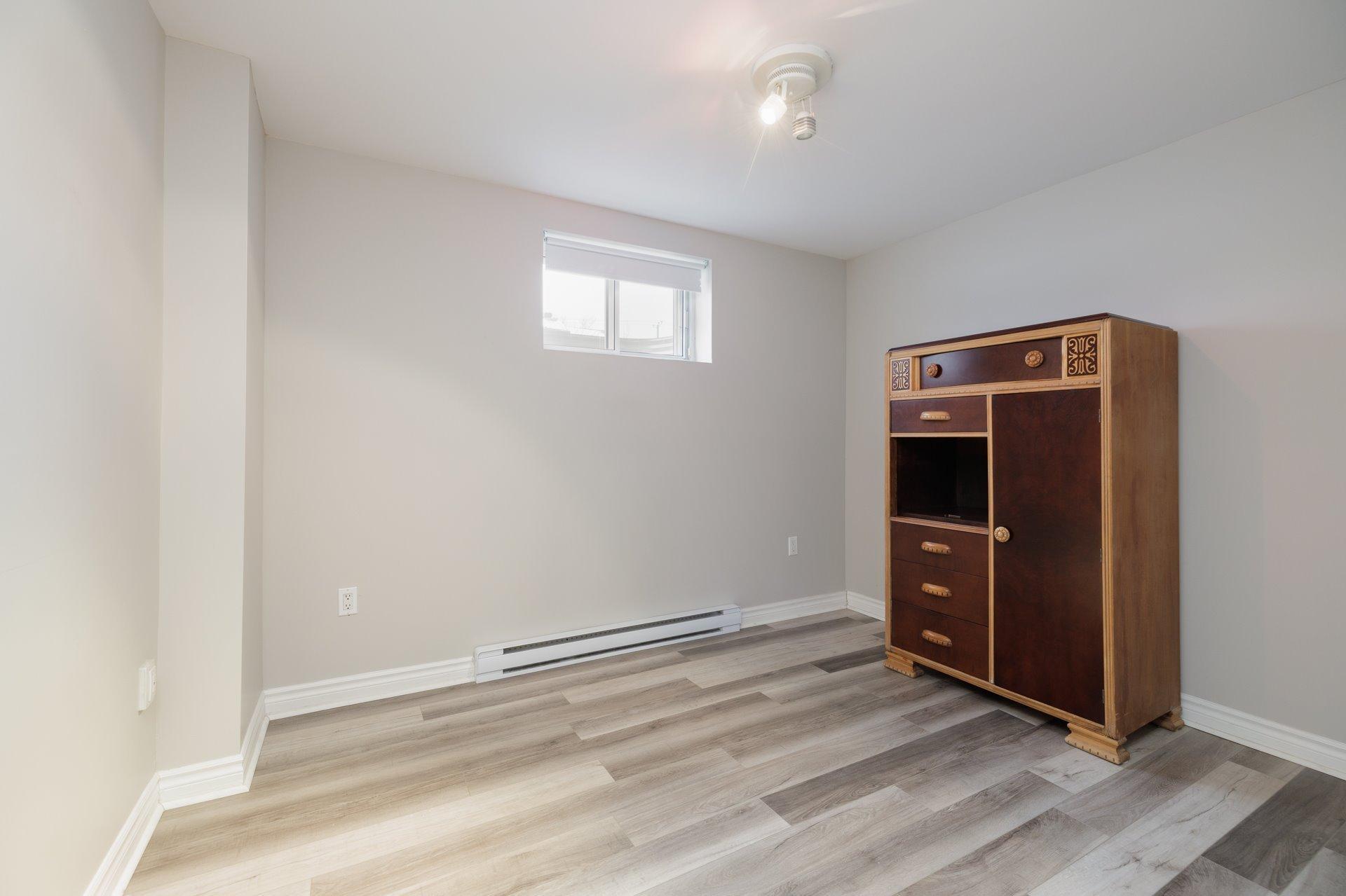 









17244


Rue Marcel-Libersan

,
Montréal (Pierrefonds-Roxboro),




QC
H9J3P3

